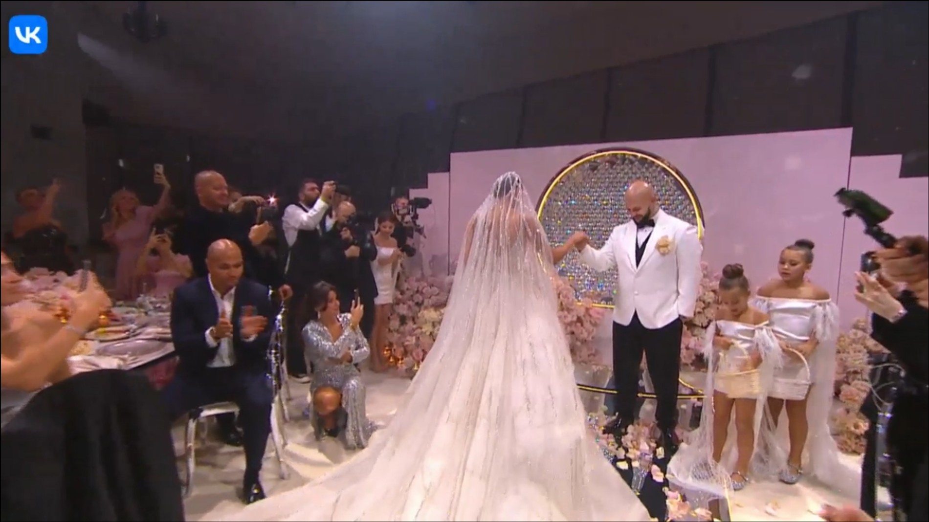 Прямая трансляция свадьбы Оксаны Самойловой и Джигана
Фото: VK