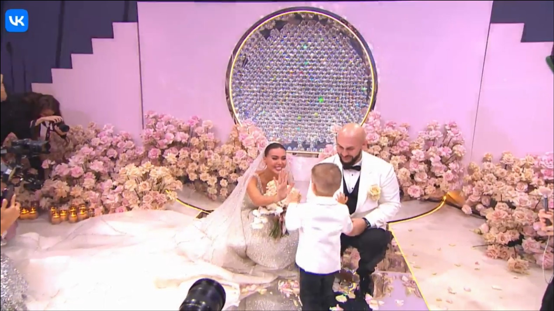 Прямая трансляция свадьбы Оксаны Самойловой и Джигана
Фото: VK