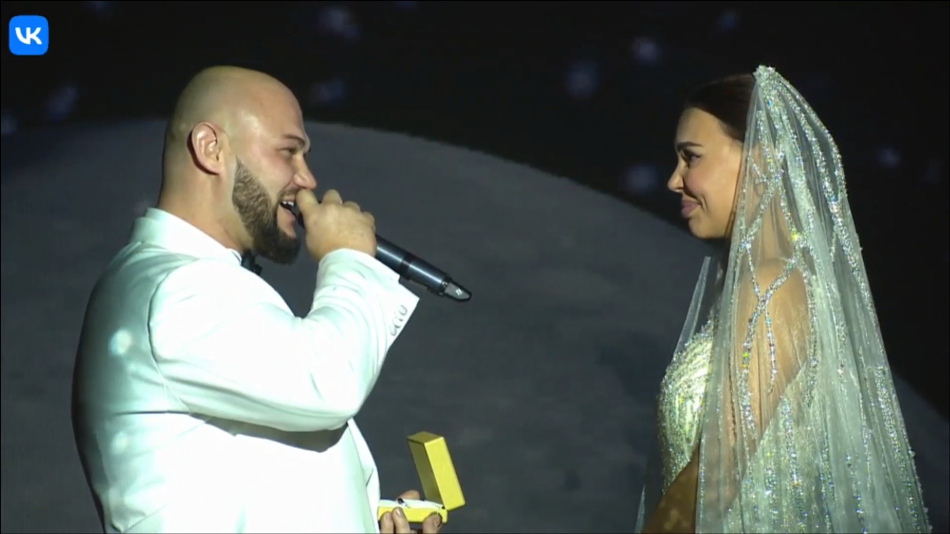 Прямая трансляция свадьбы Оксаны Самойловой и Джигана
Фото: VK