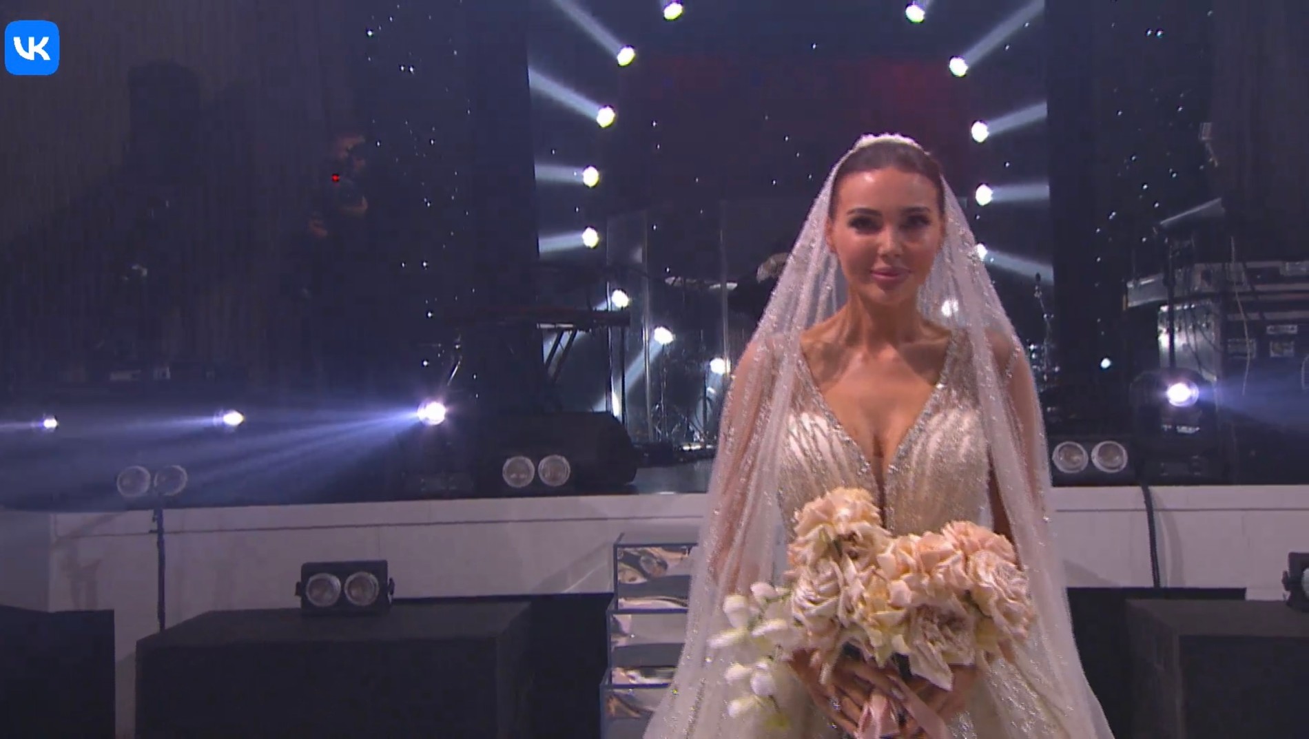 Второе платье Оксаны Самойловой
Скрнишот: VK