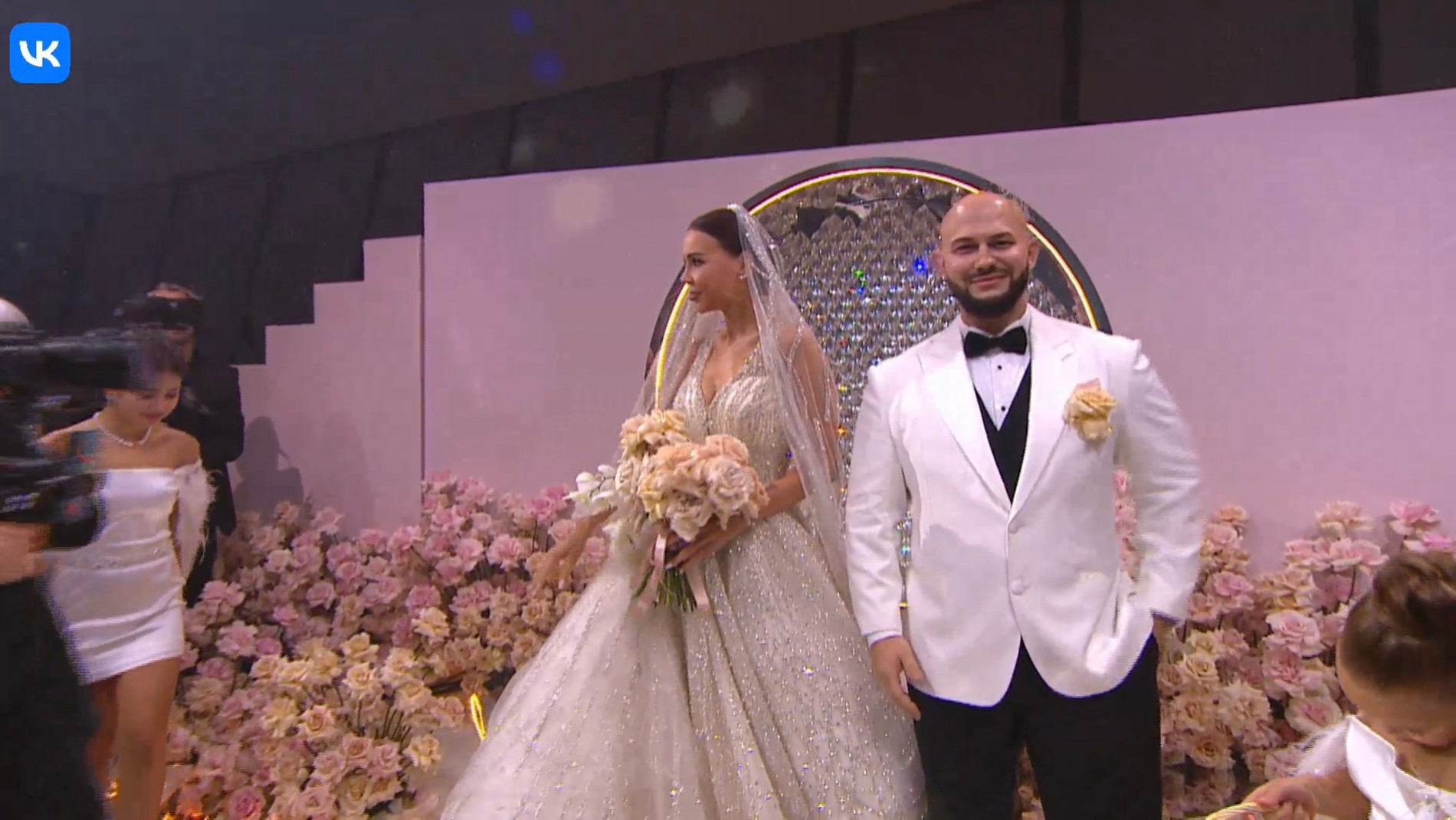 Второе платье Оксаны Самойловой
Скрнишот: VK