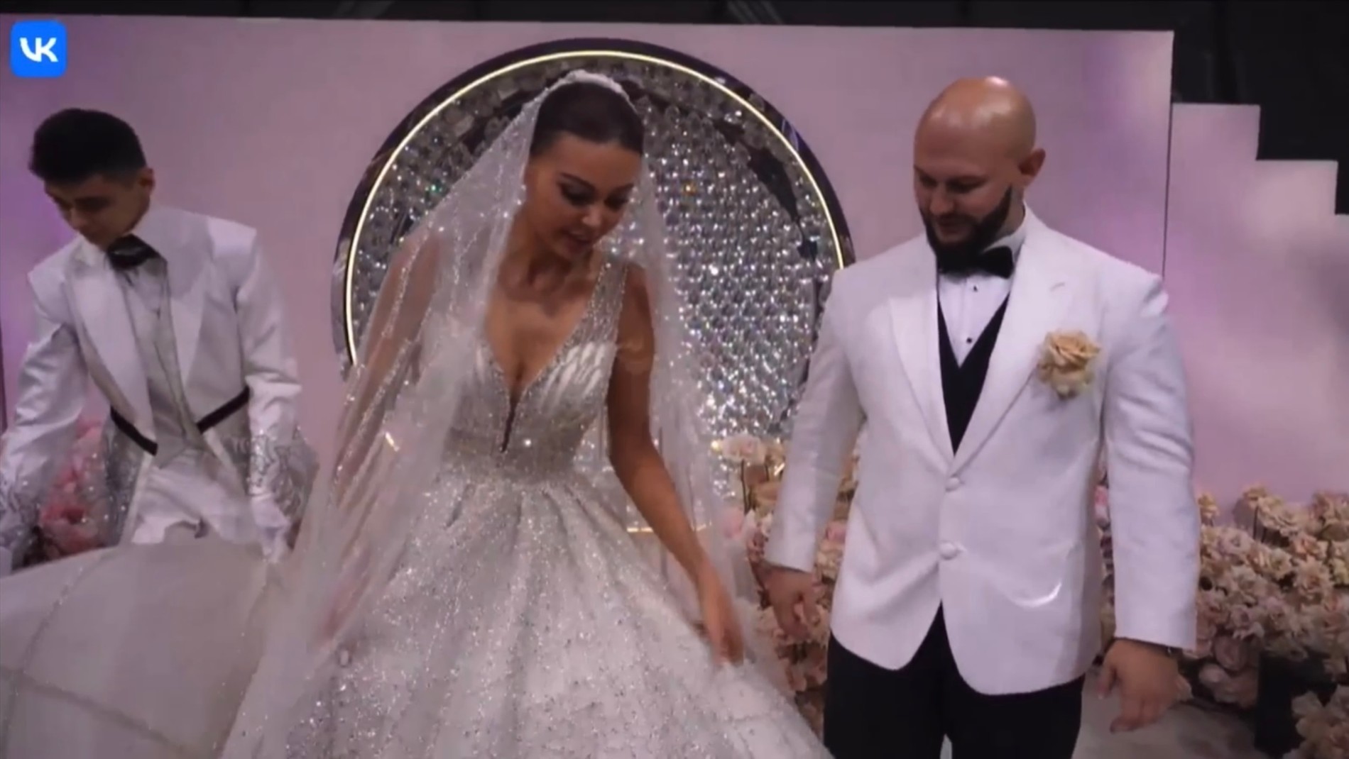 Второе платье Оксаны Самойловой
Скрнишот: VK