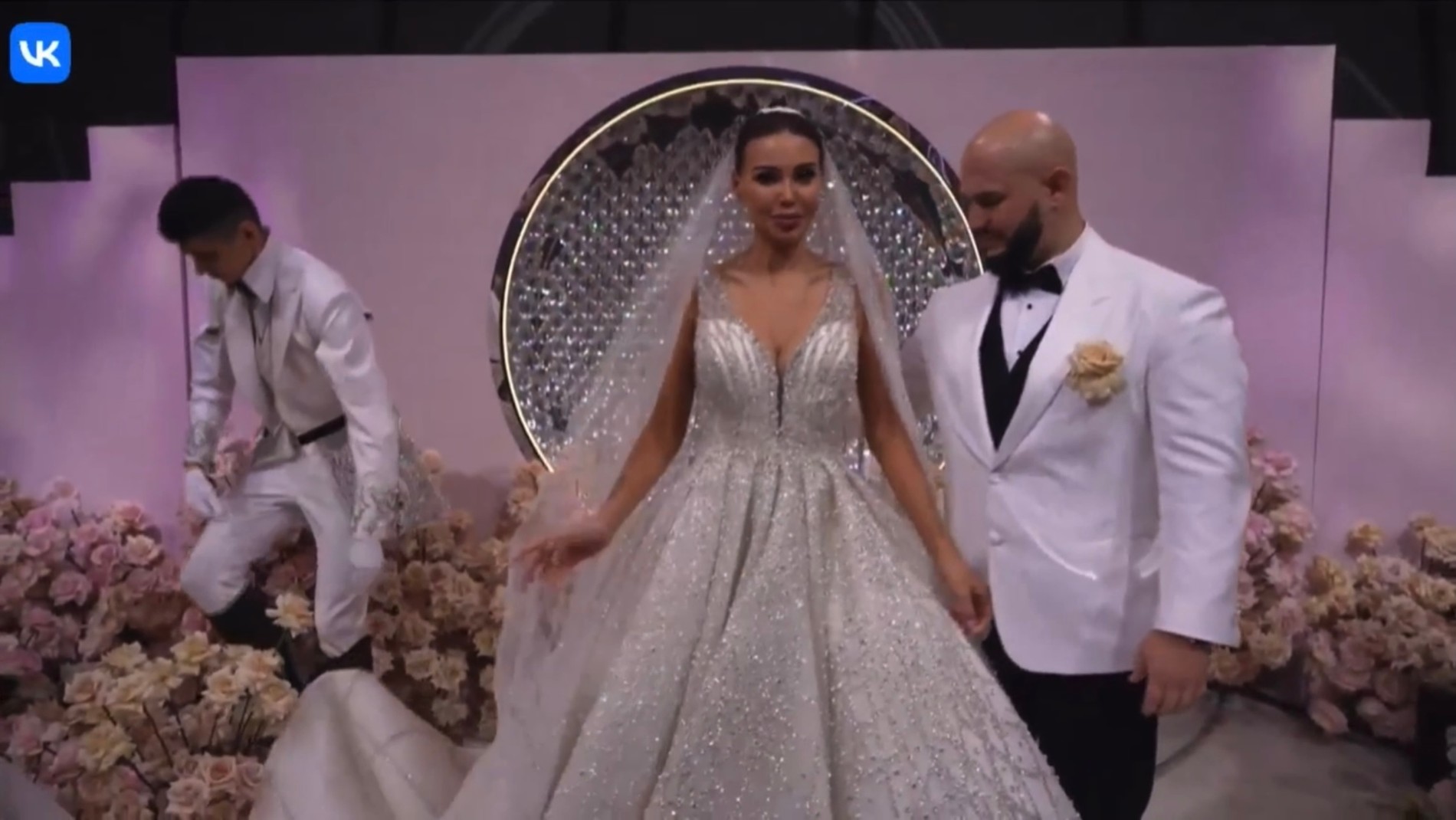 Второе платье Оксаны Самойловой
Скрнишот: VK