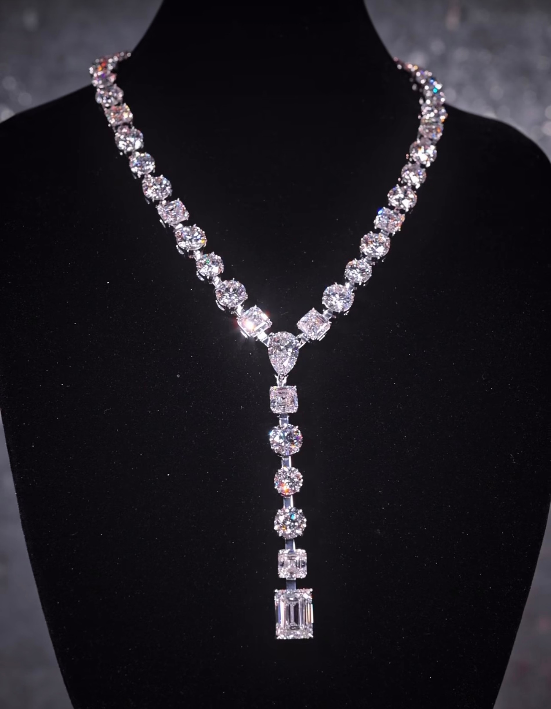 Ожерелье из 42 бриллиантов дизайнера Алексы Мосс
Фото: Инстаграм (запрещен в РФ)