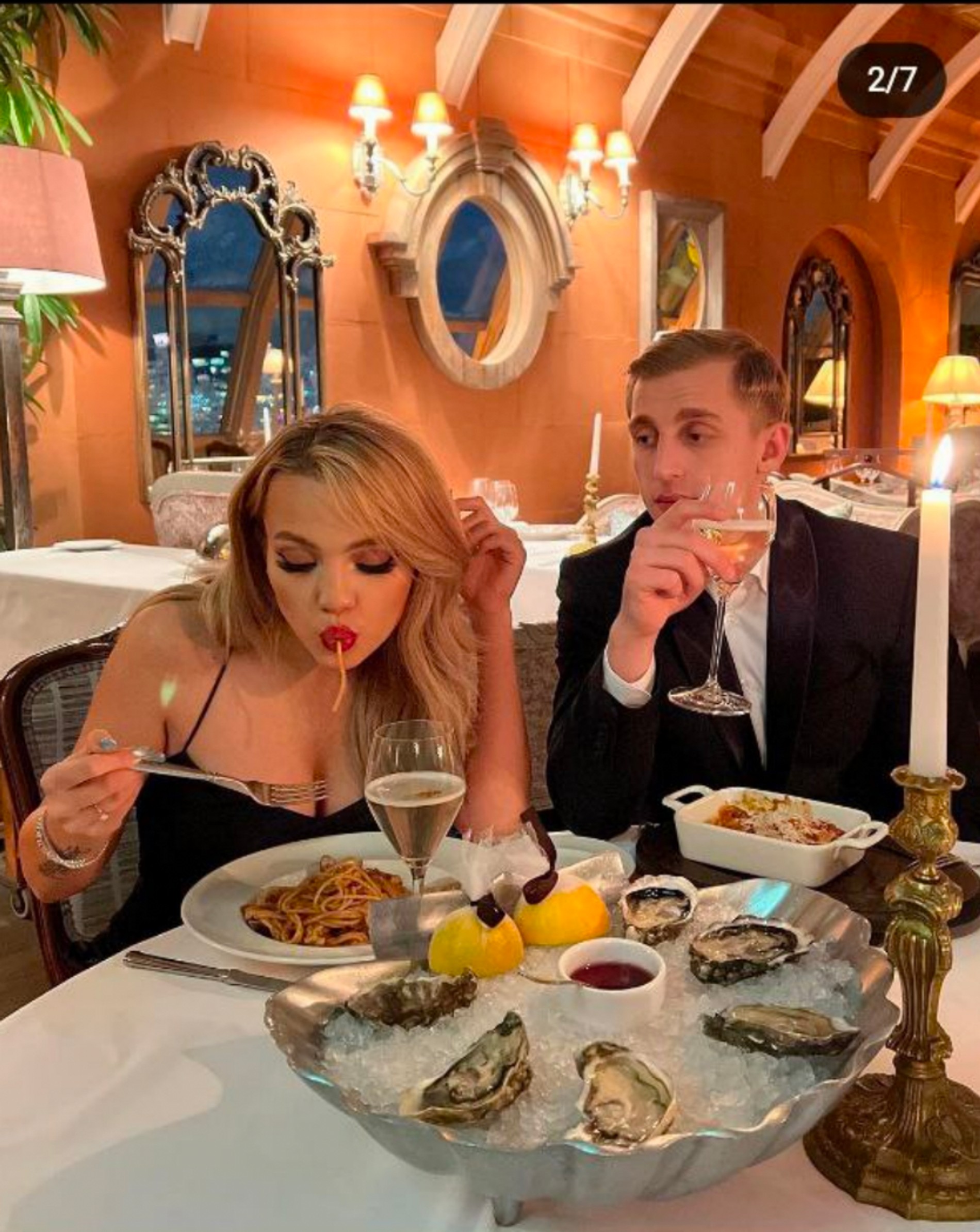 Валя Карнавал и Саша Стоун в ресторане
Фото: Инстаграм (запрещен в РФ) Вали Карнавал