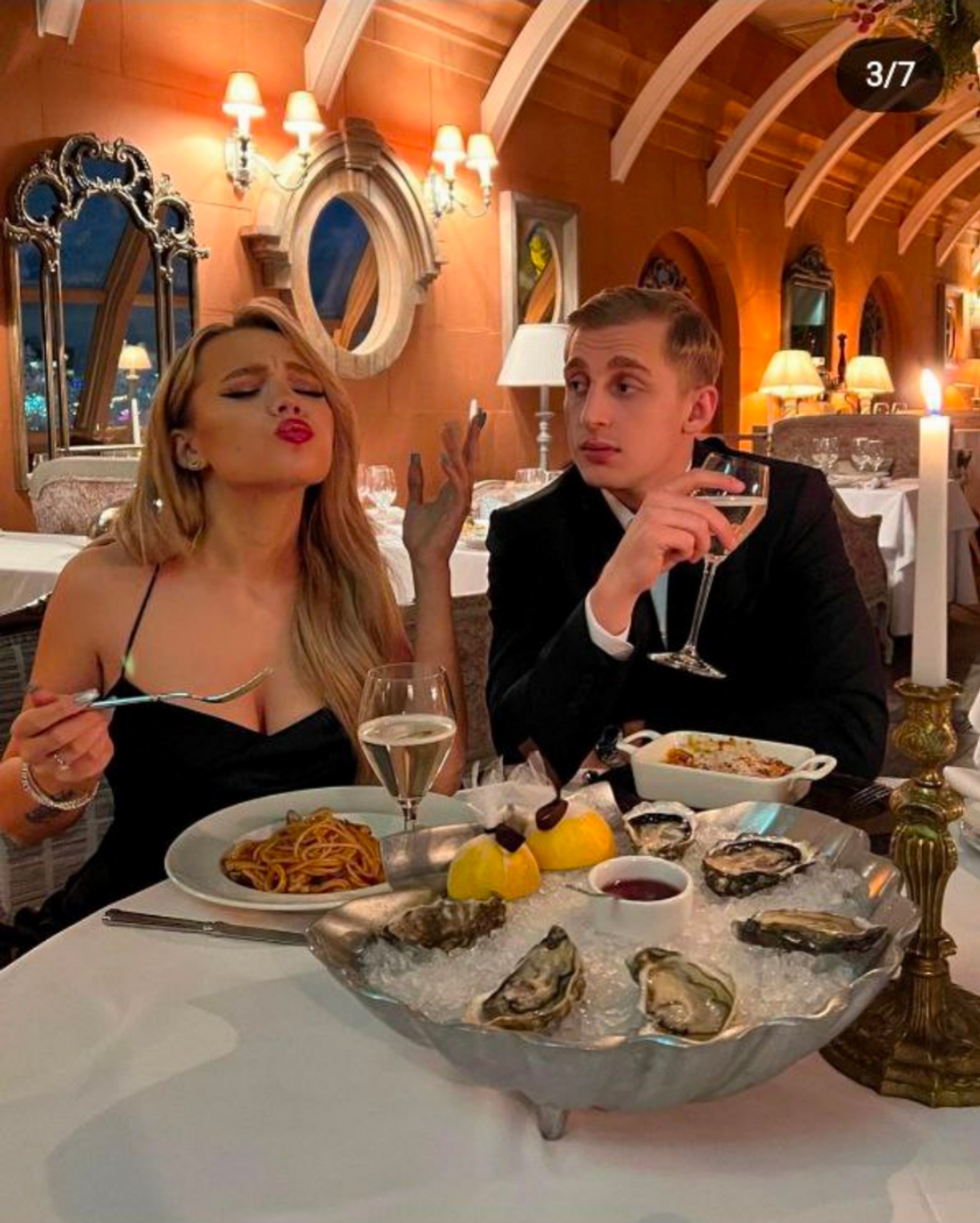 Валя Карнавал и Саша Стоун в ресторане
Фото: Инстаграм (запрещен в РФ) Вали Карнавал
