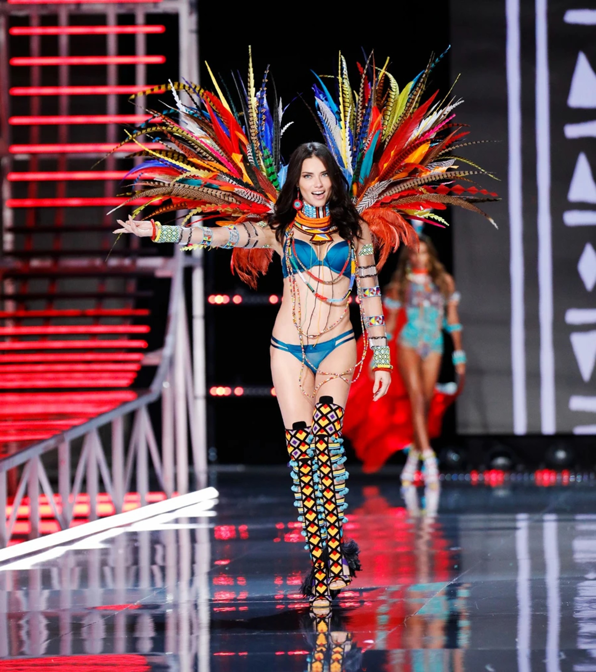 Адриана Лима на показе Victoria's Secret в Шанхае в 2017 году
Фото: Getty Images