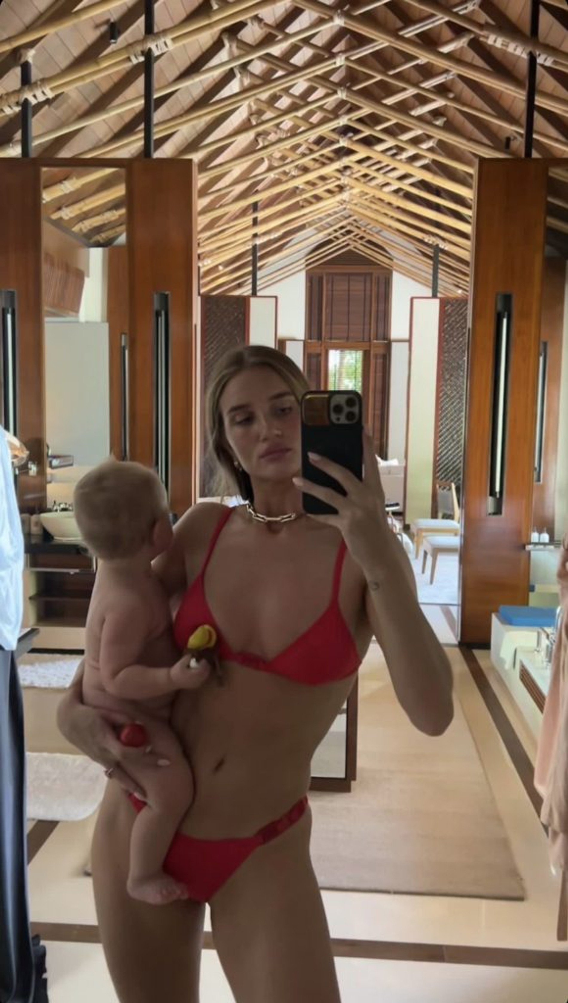 Роузи Хантингтон-Уайтли с дочерью Изабеллой
Фото: Инстаграм (запрещен в РФ) / @rosiehw