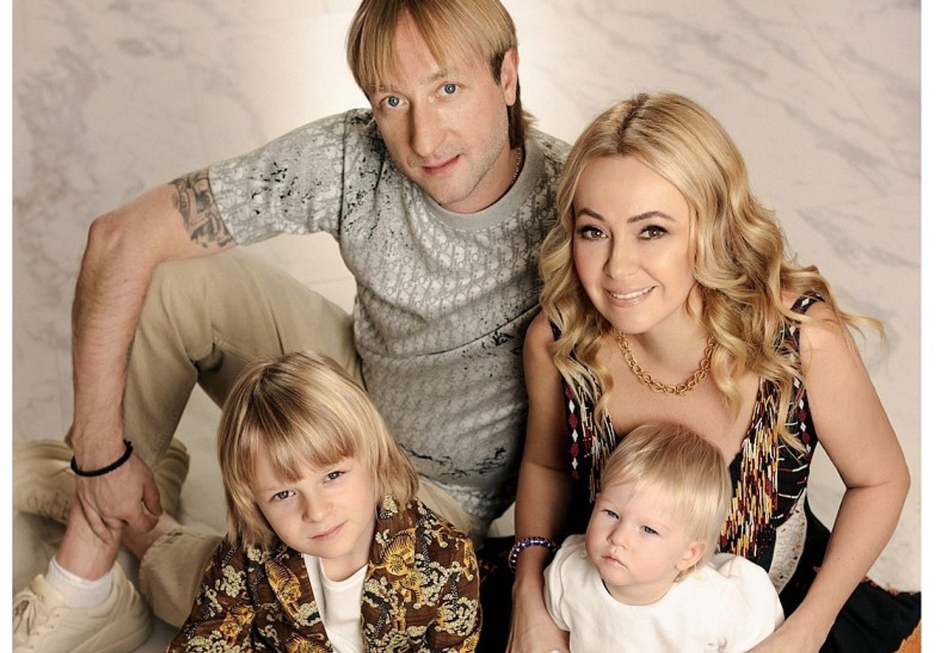 Евгений Плющенко, Яна Рудковская и их дети
Фото: OK!