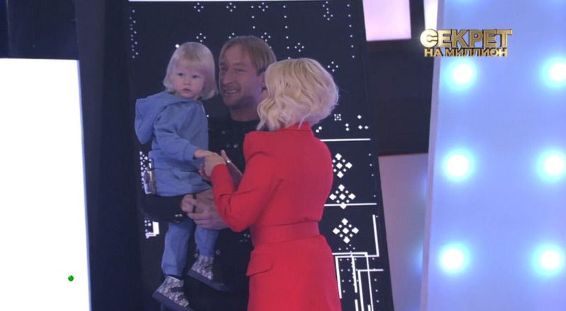 Ведущая Лера Кудрявцева здоровается с Арсением
Кадр из передачи «Секрет на миллион»