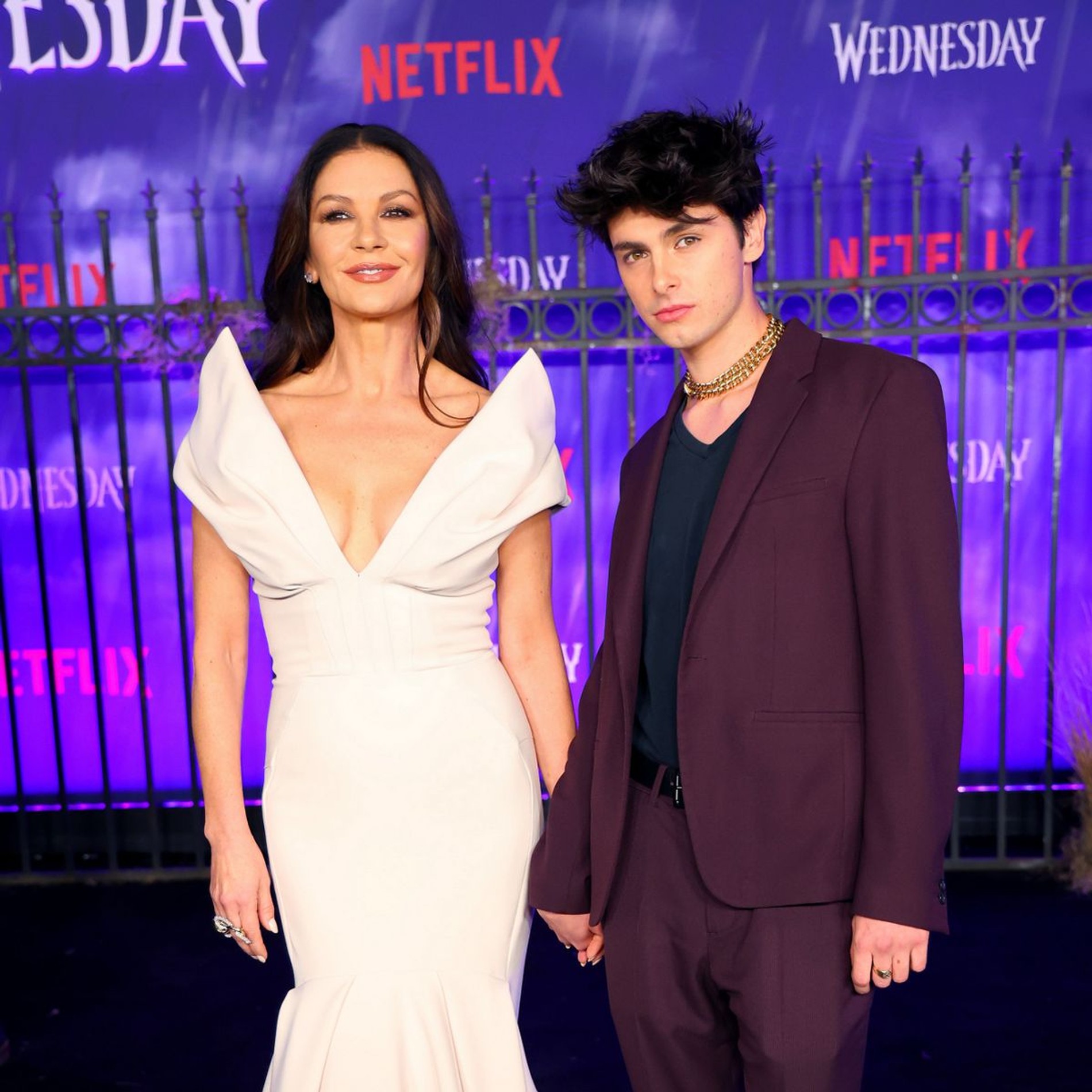 Кэтрин Зета-Джонс и ее сын Дилан Майкл Дуглас на премьере «Уэнсдей»
Фото: Getty