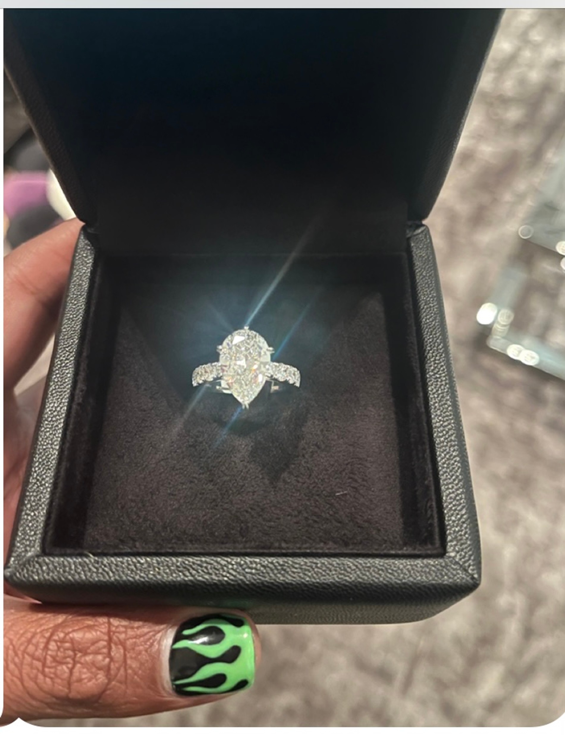 Фотография кольца, опубликованная Шер
Фото: Twitter