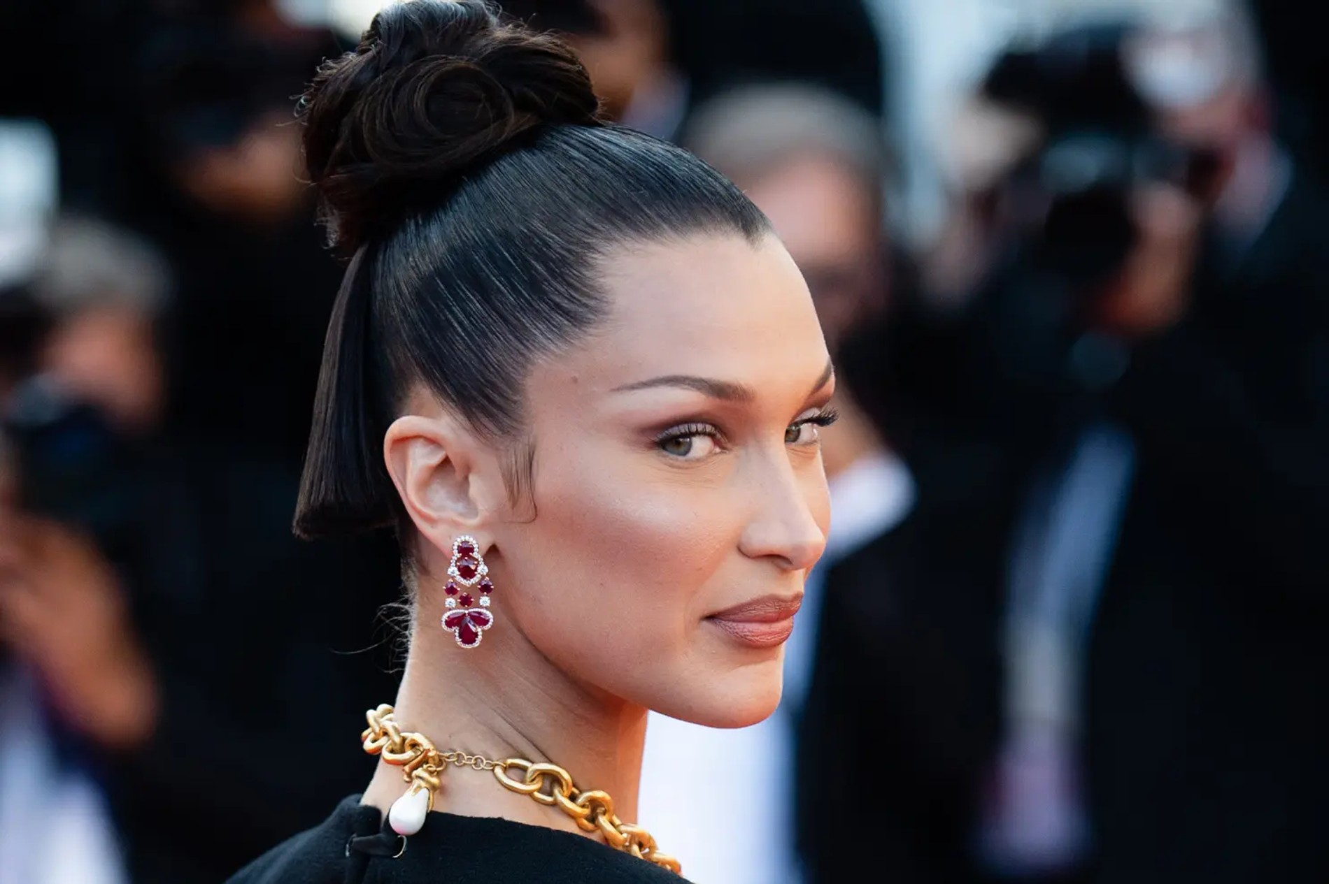 Белла Хадид с пучком clean girl
Фото: Getty Images