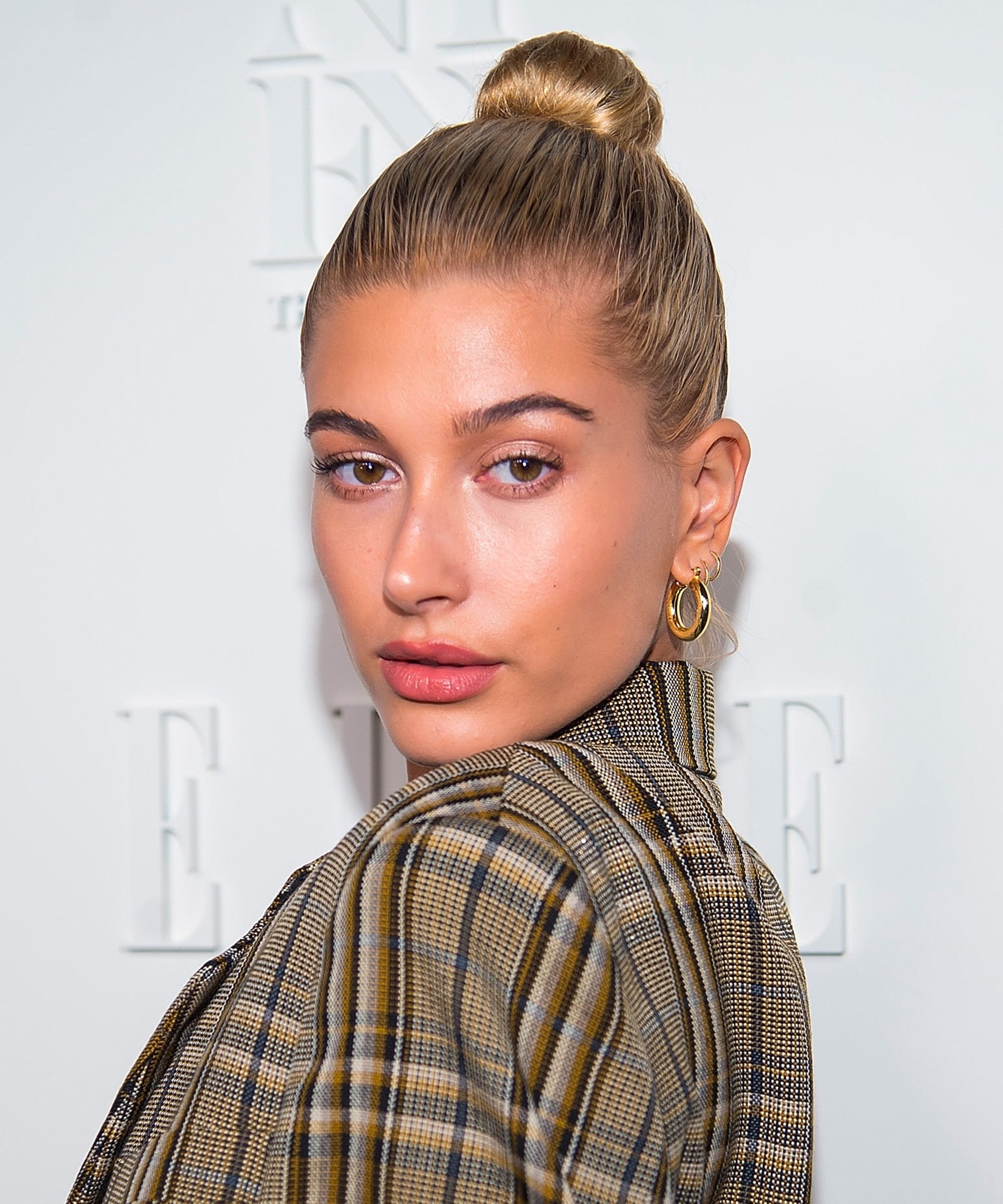 Хейли Бибер с пучком clean girl
Фото: Getty Images