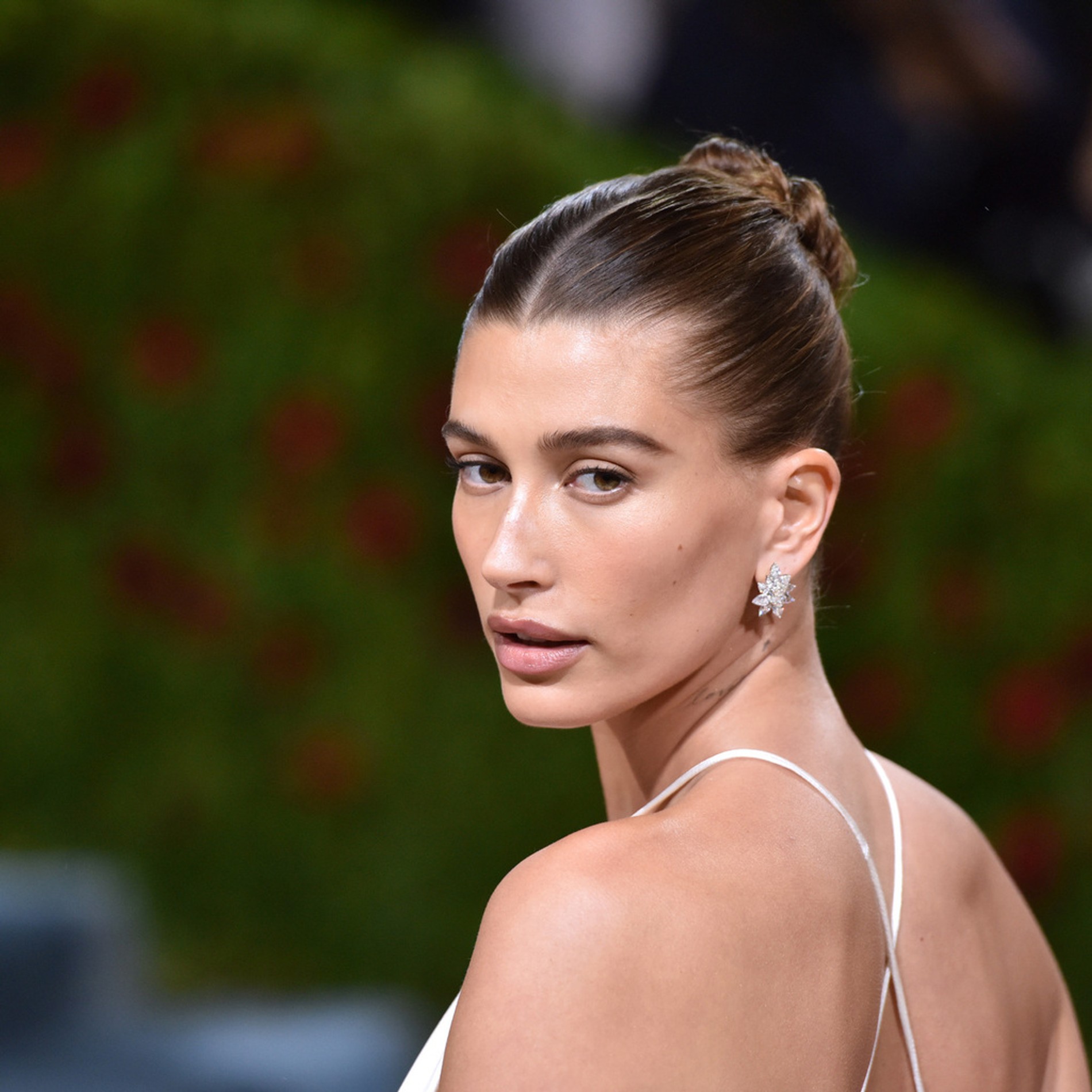 Хейли Бибер с пучком clean girl
Фото: Getty Images