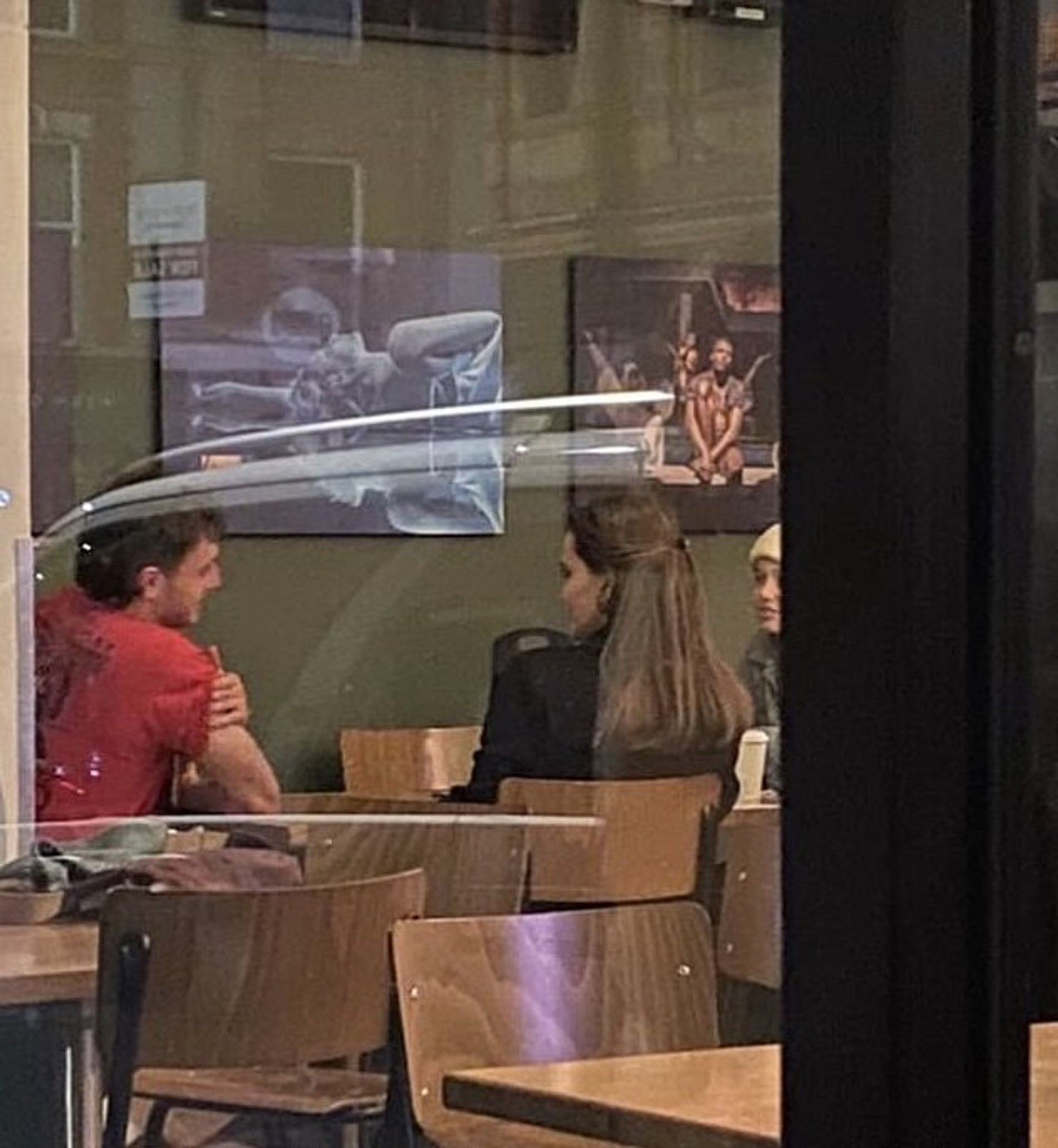 Анджелина Джоли на встрече с актером Полом Мескалом
Фото: Инстаграм (запрещен в РФ)