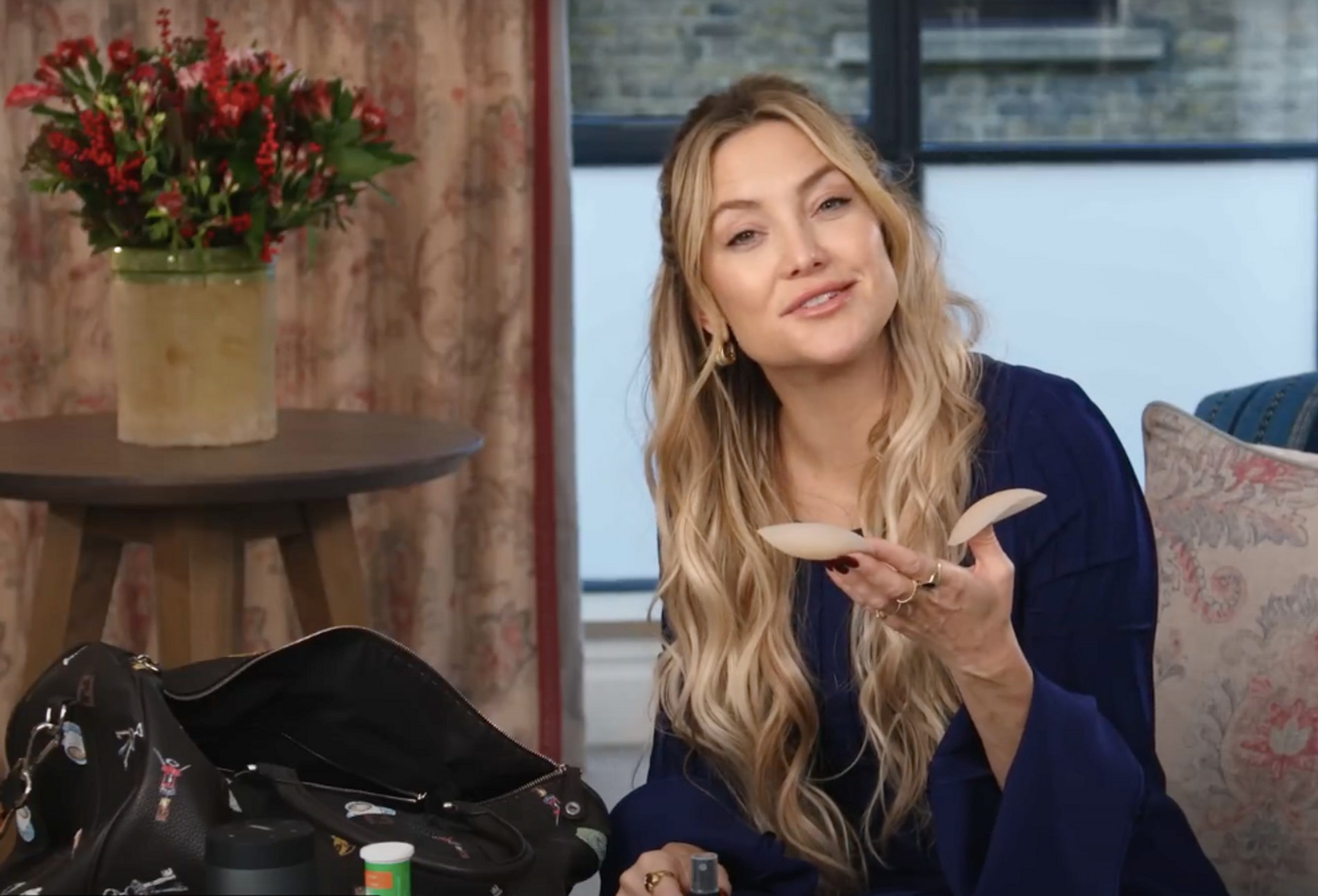 Кейт Хадсон демонстрирует наклейки
Скриншот: Vogue Великобритания