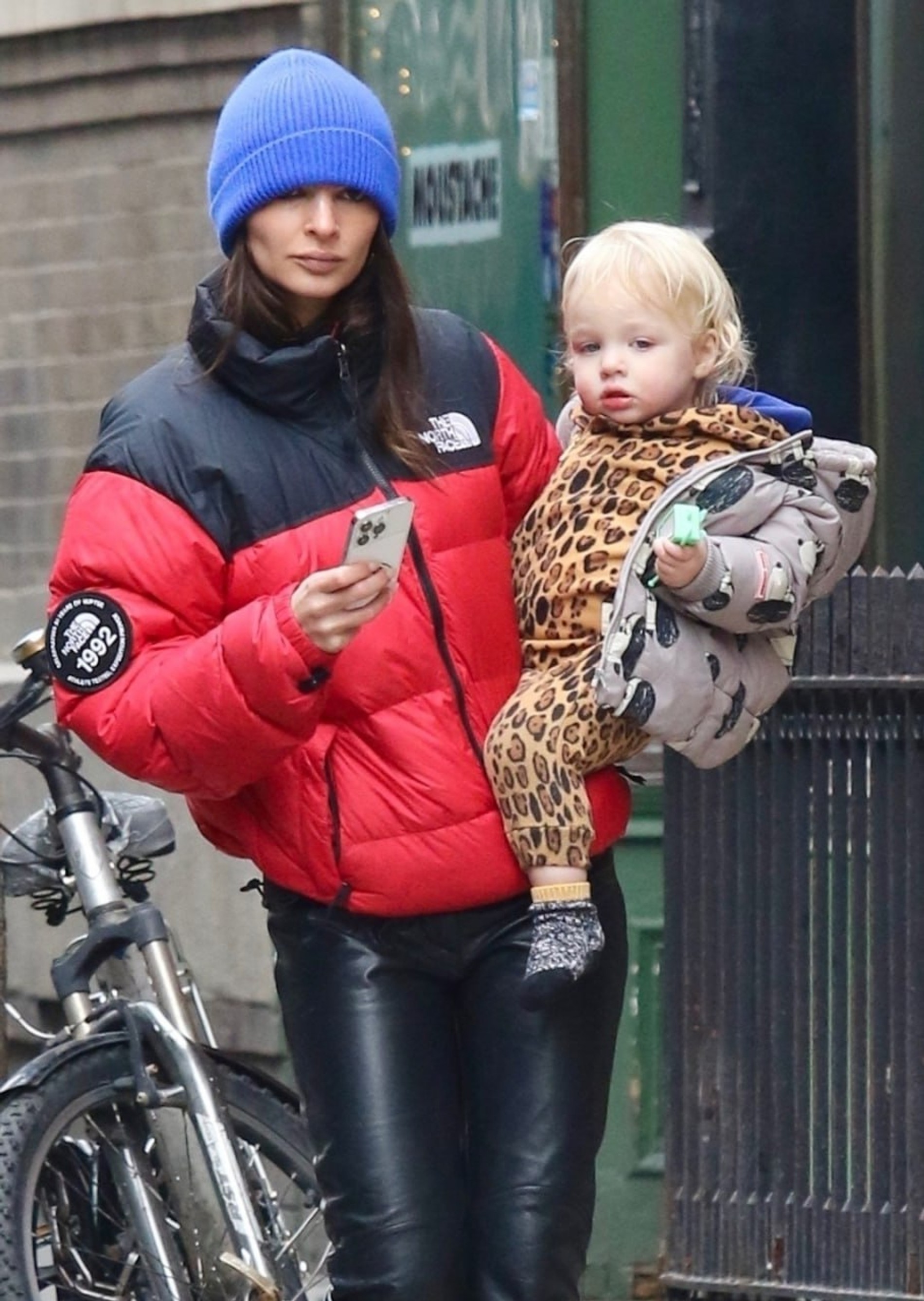 Эмили Ратаковски с сыном Сильвестром