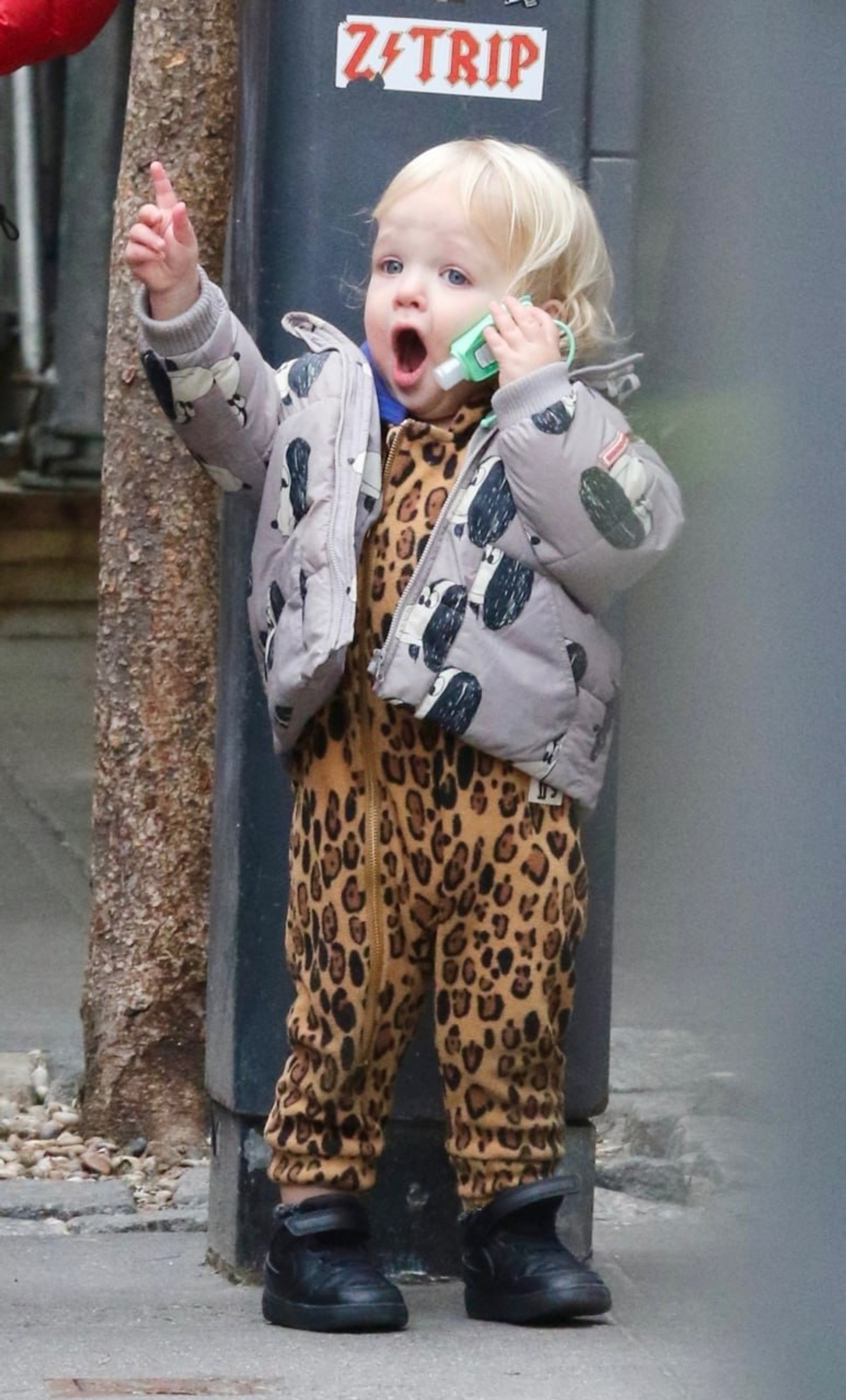 Сильвестр изображает разговор по телефону