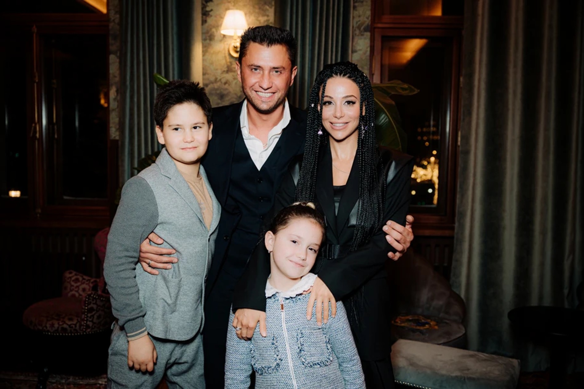 Павел Прилучный с детьми от Агаты Муцениеце и женой Зепюр Брутян
Фото: Ксения Угольникова, Екатерина Анохина