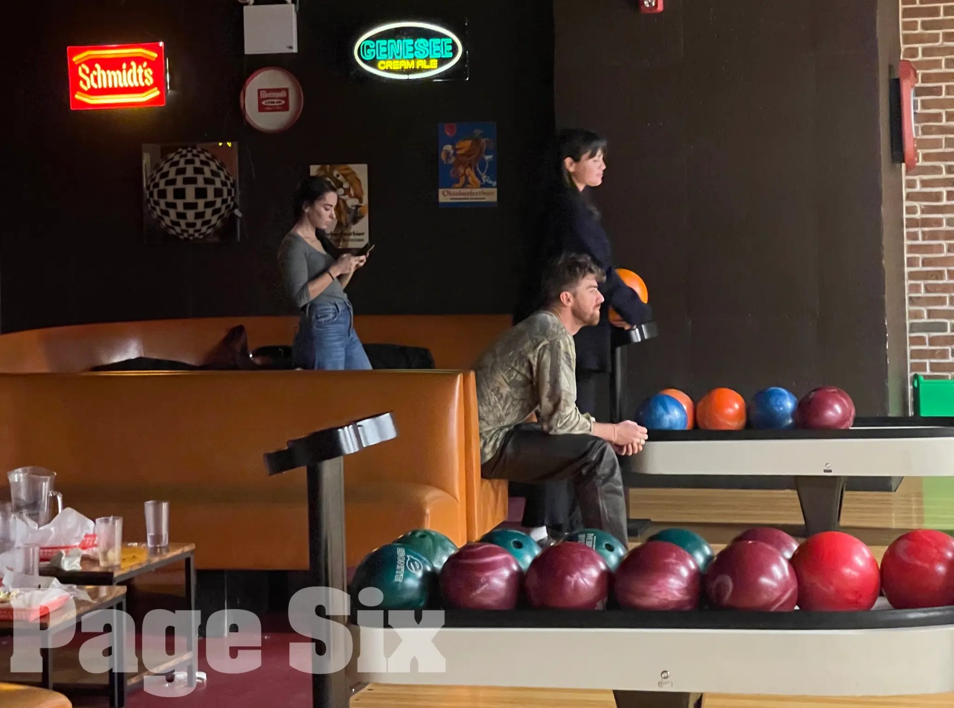 Селена Гомес и Эндрю Таггарт на свидании в нью-йоркском боулинге
Фото: Page Six