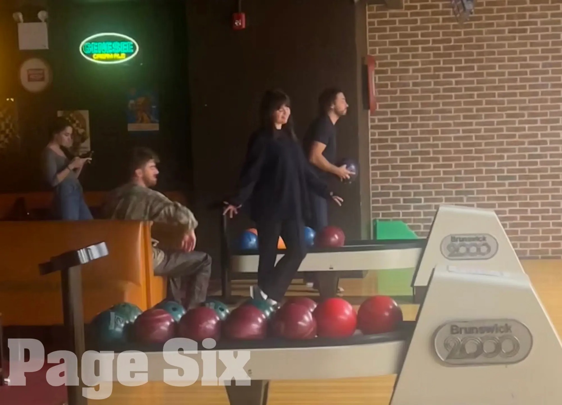 Селена Гомес и Эндрю Таггарт на свидании в нью-йоркском боулинге
Фото: Page Six