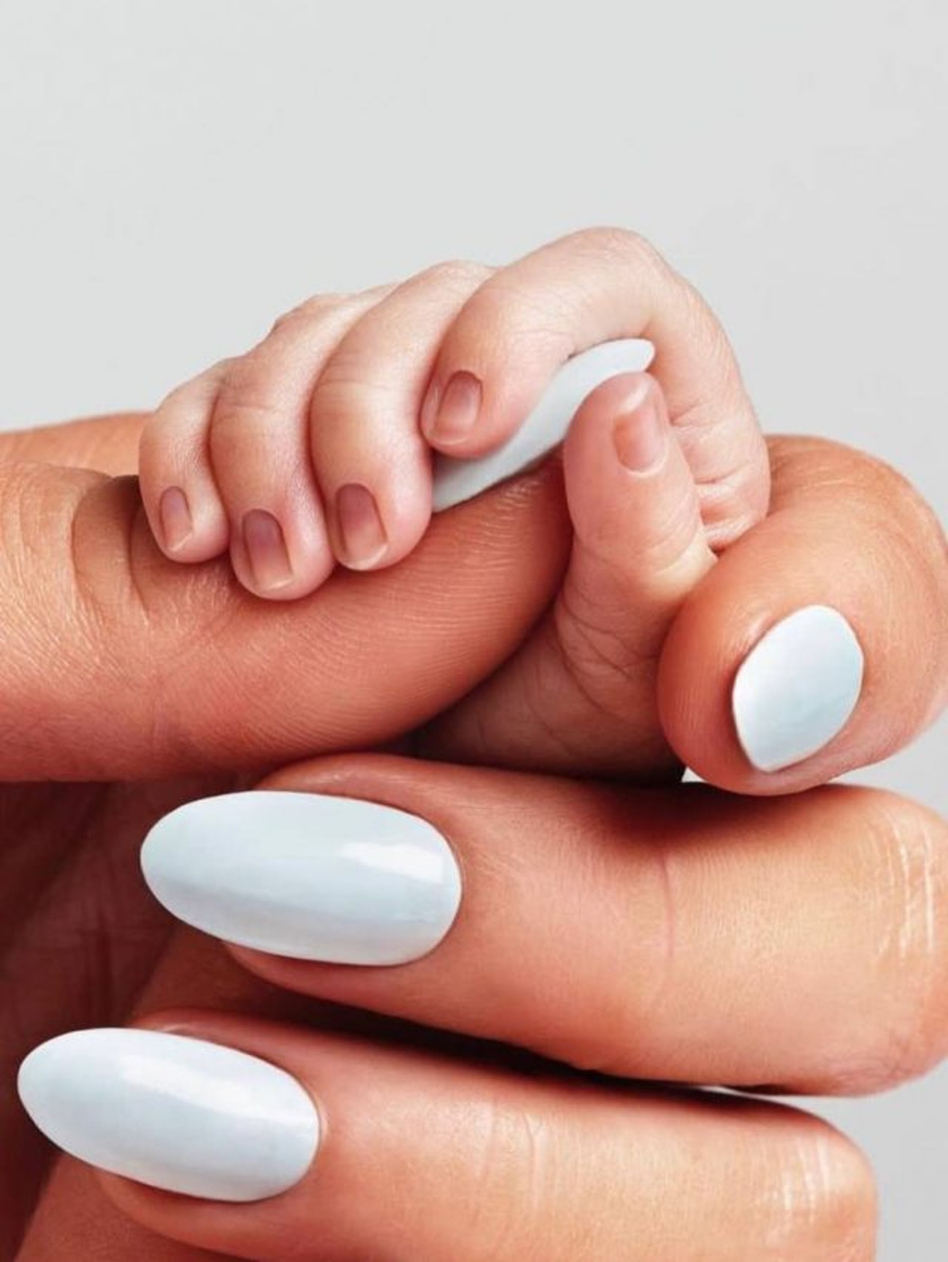 Рука новорожденного сына в руке Пэрис Хилтон
Фото: Инстаграм (запрещен в РФ) Пэрис Хилтон