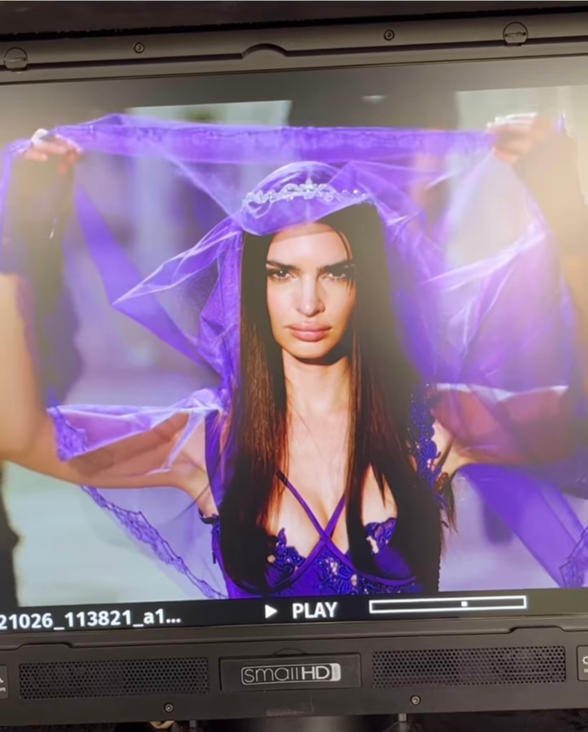 Эмили Ратаковски в новой съемке для Versace
Фото: Инстаграм (запрещен в РФ)