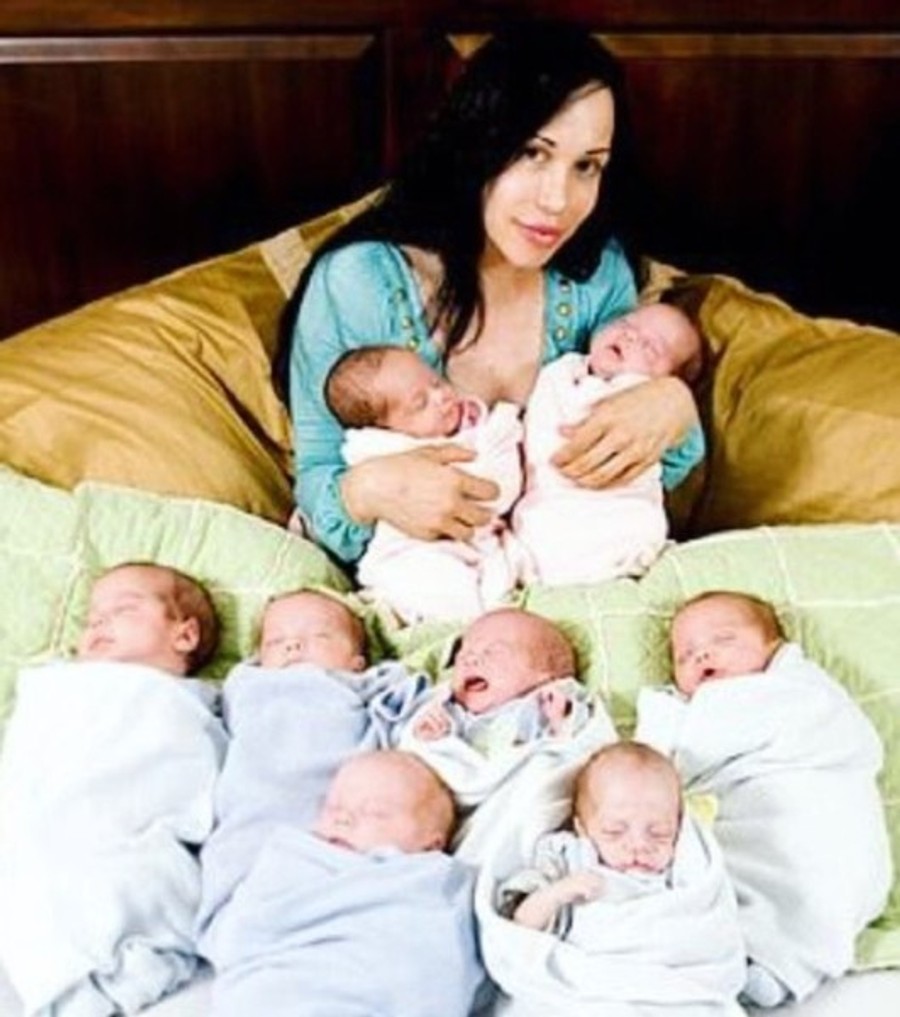 Надя Сулеман с новорожденными восьмерняшками
Фото: Инстаграм (запрещен в РФ)