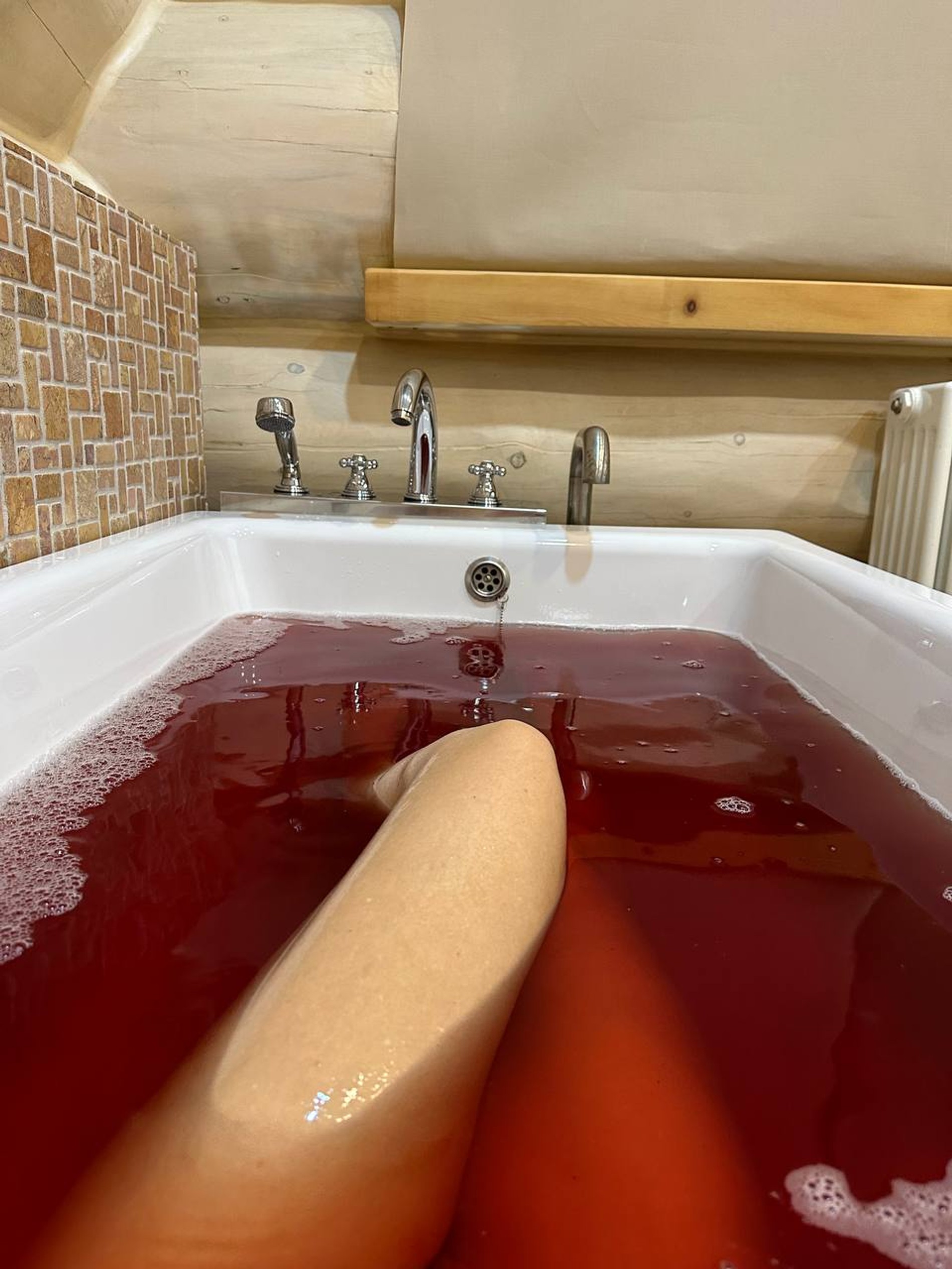 Ксения Собчак принимает мараловую (пантовую) ванну
Фото: Telegram-канал «Собчак»