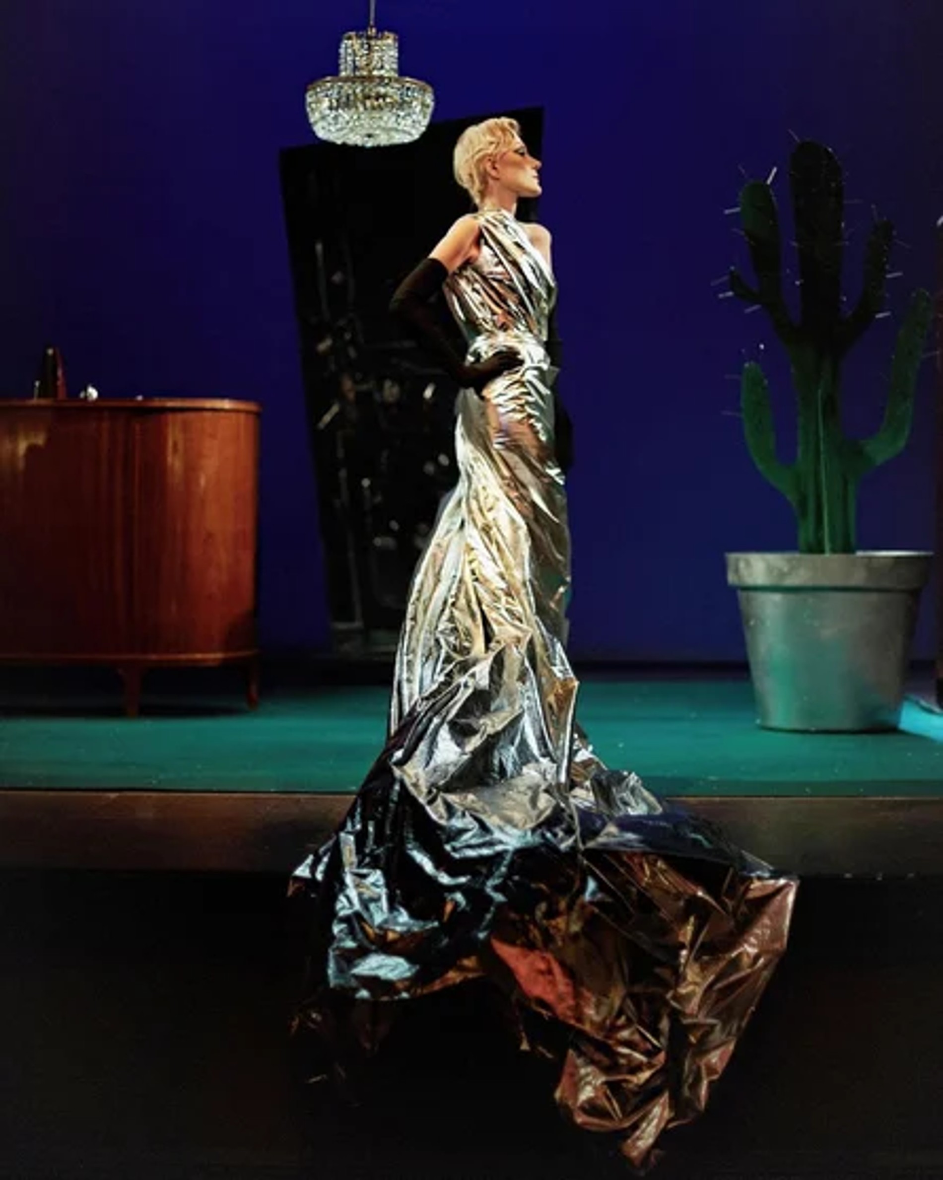 Рената Литвинова в спектакте «Кактус»
Фото: Телеграм / @renatalitvinova