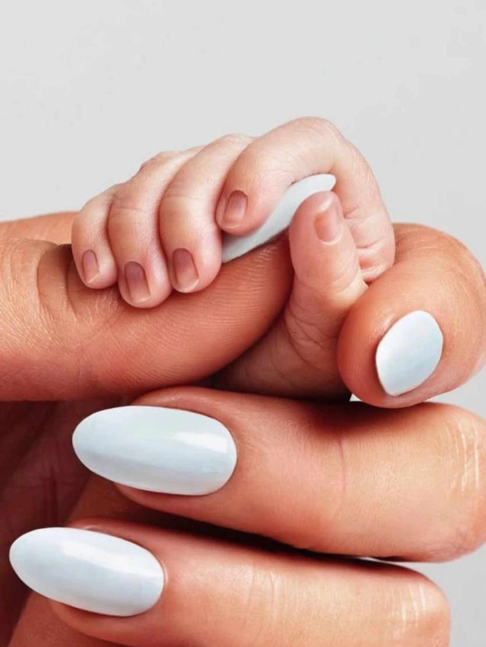 Рука новорожденного сына в руке Пэрис Хилтон
Фото: Инстаграм (запрещен в РФ) / @parishilton