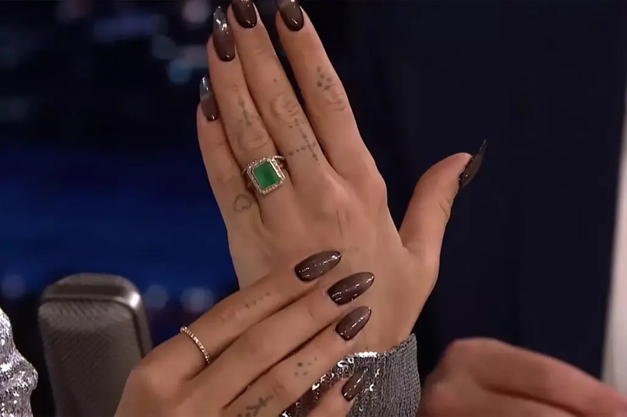 Рита Ора показывает помолвочное кольцо на шоу Джимми Фэллона
Фото: NBC
