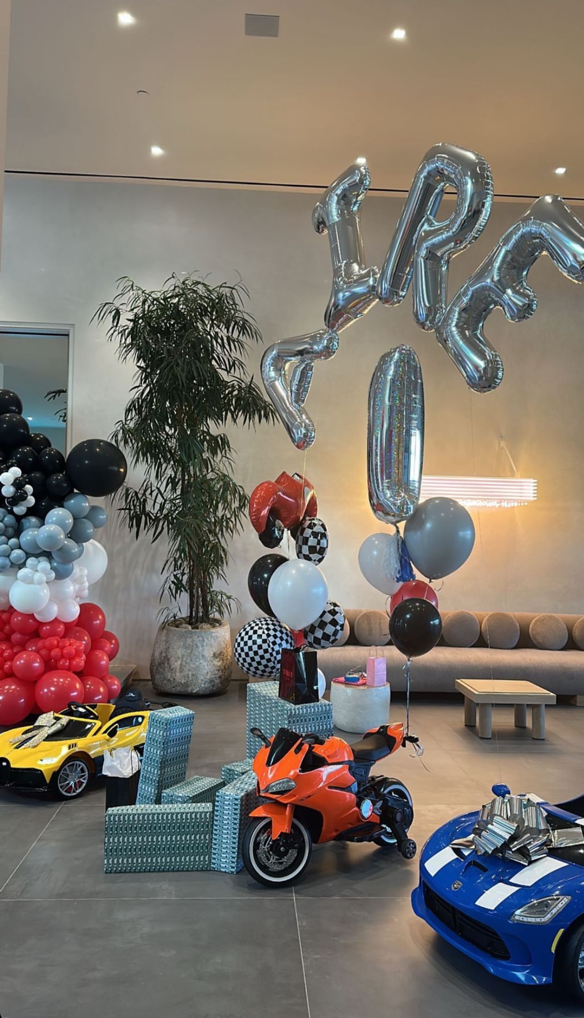 День рождения Эйра
Фото: Инстаграм (запрещен в РФ) / @kyliejenner