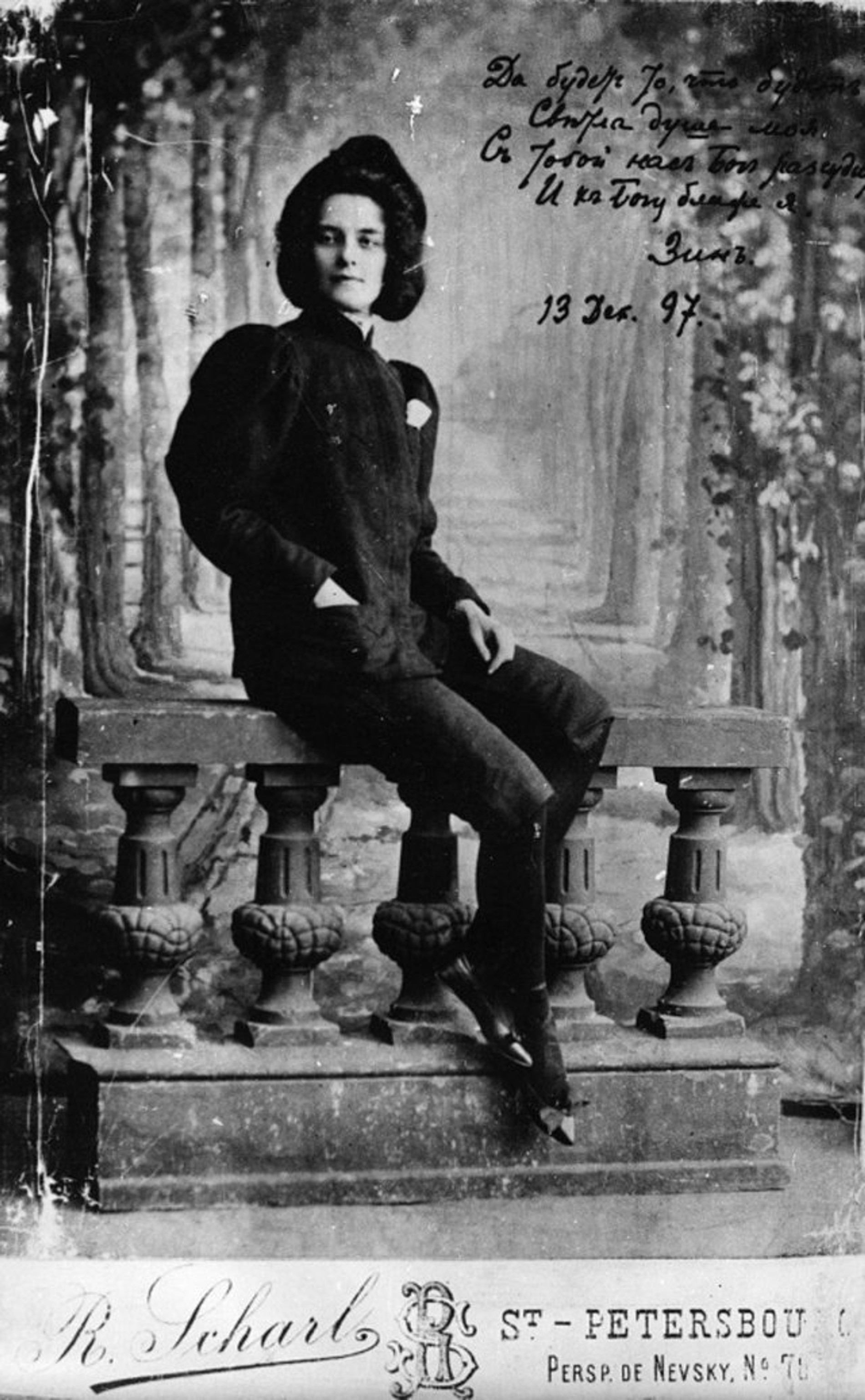 Зинаида Гиппиус в жакете и бриджах. Источник: Год литературы