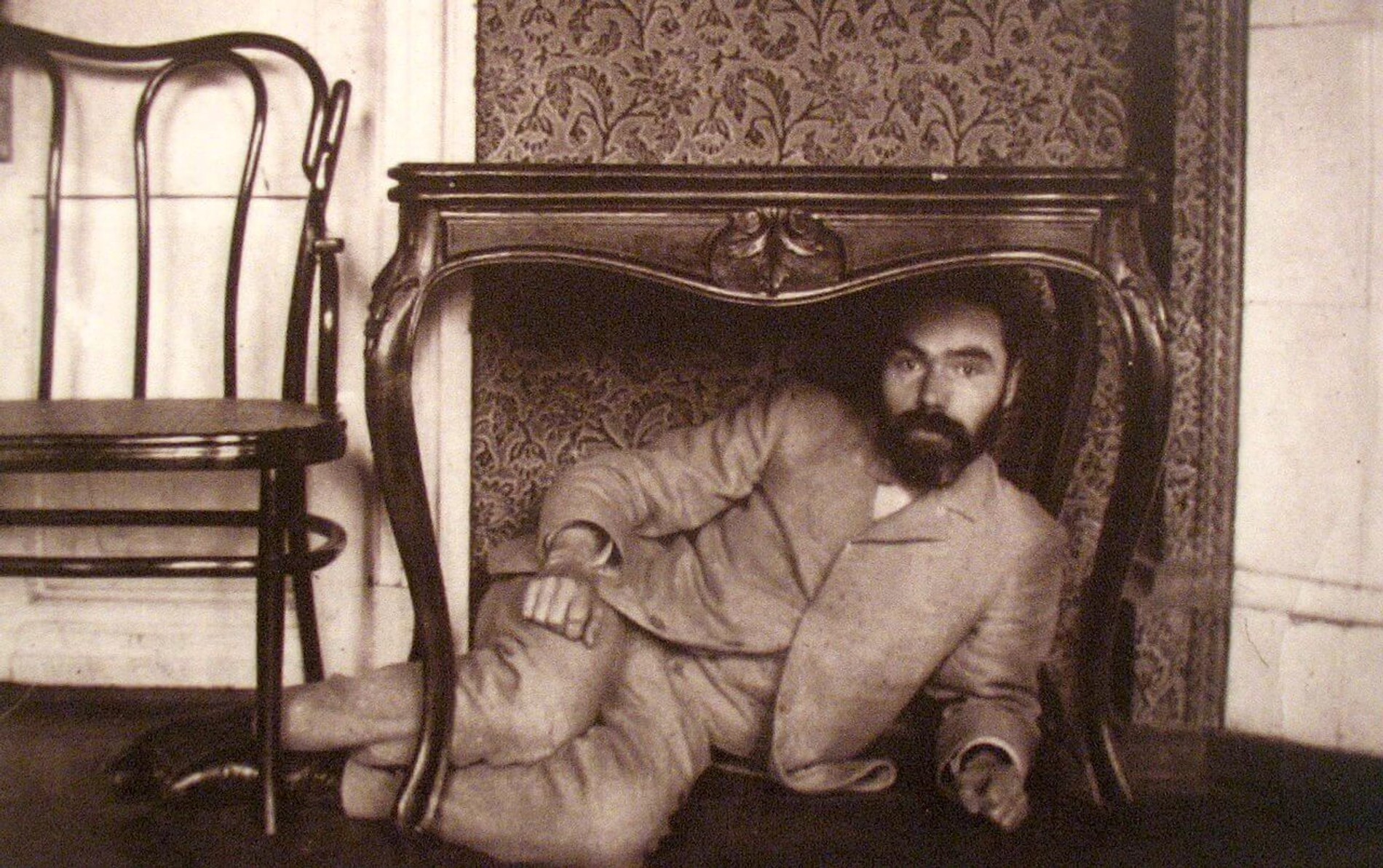 Валерий Брюсов прячется под столом. Источник: Автограф