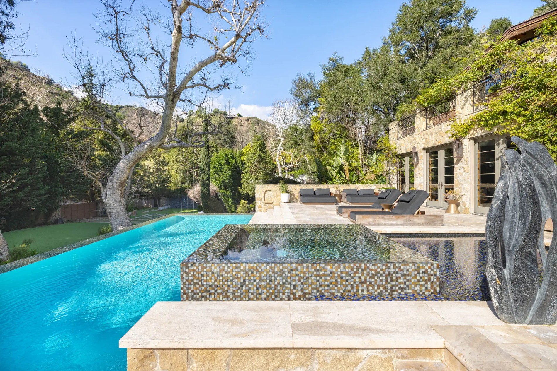 Особняк Джей Ло в Калифорнии
Фото: Carolwood Estates