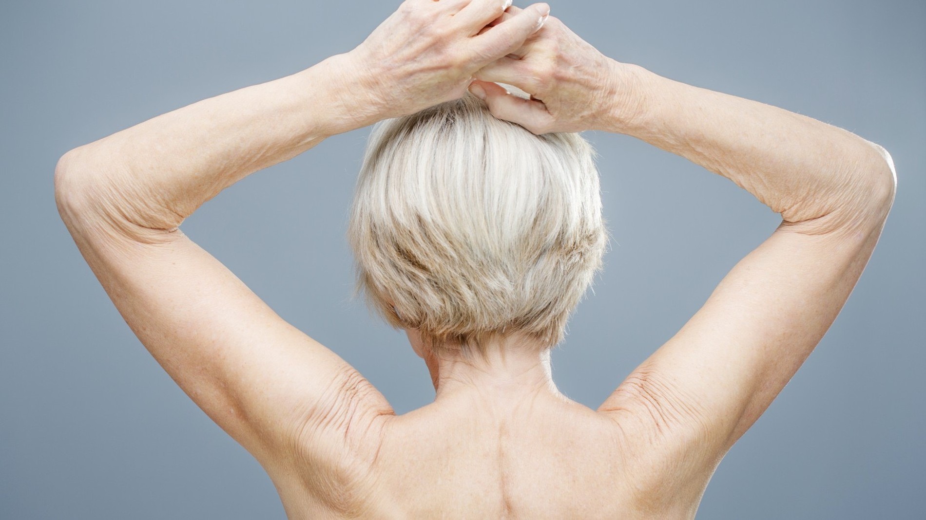 Фото пожилой женщины со спины