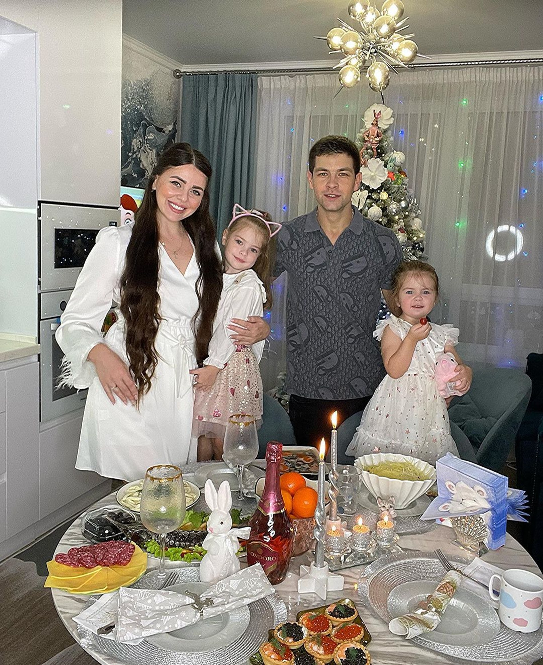 Ольга Рапунцель и Дмитрий Дмитренко с дочерьми
Фото: Инстаграм (запрещен в РФ) / @dmitry_dmitrenko