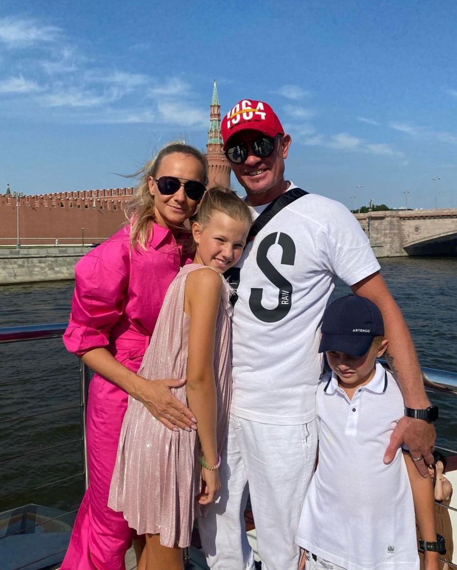 Роман костомаров с женой и детьми фото
