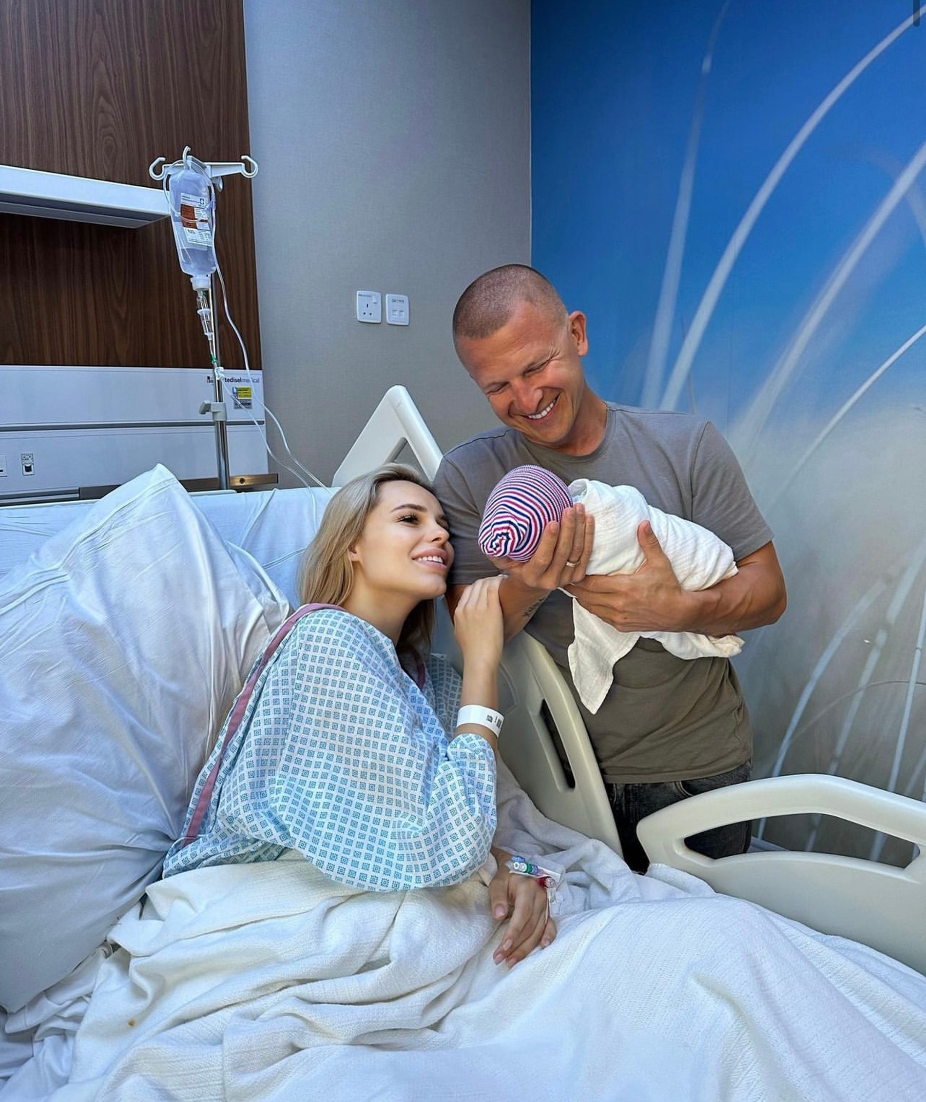 Ханна и Пашу с новорожденным малышом
Фото: Инстаграм (запрещен в РФ)