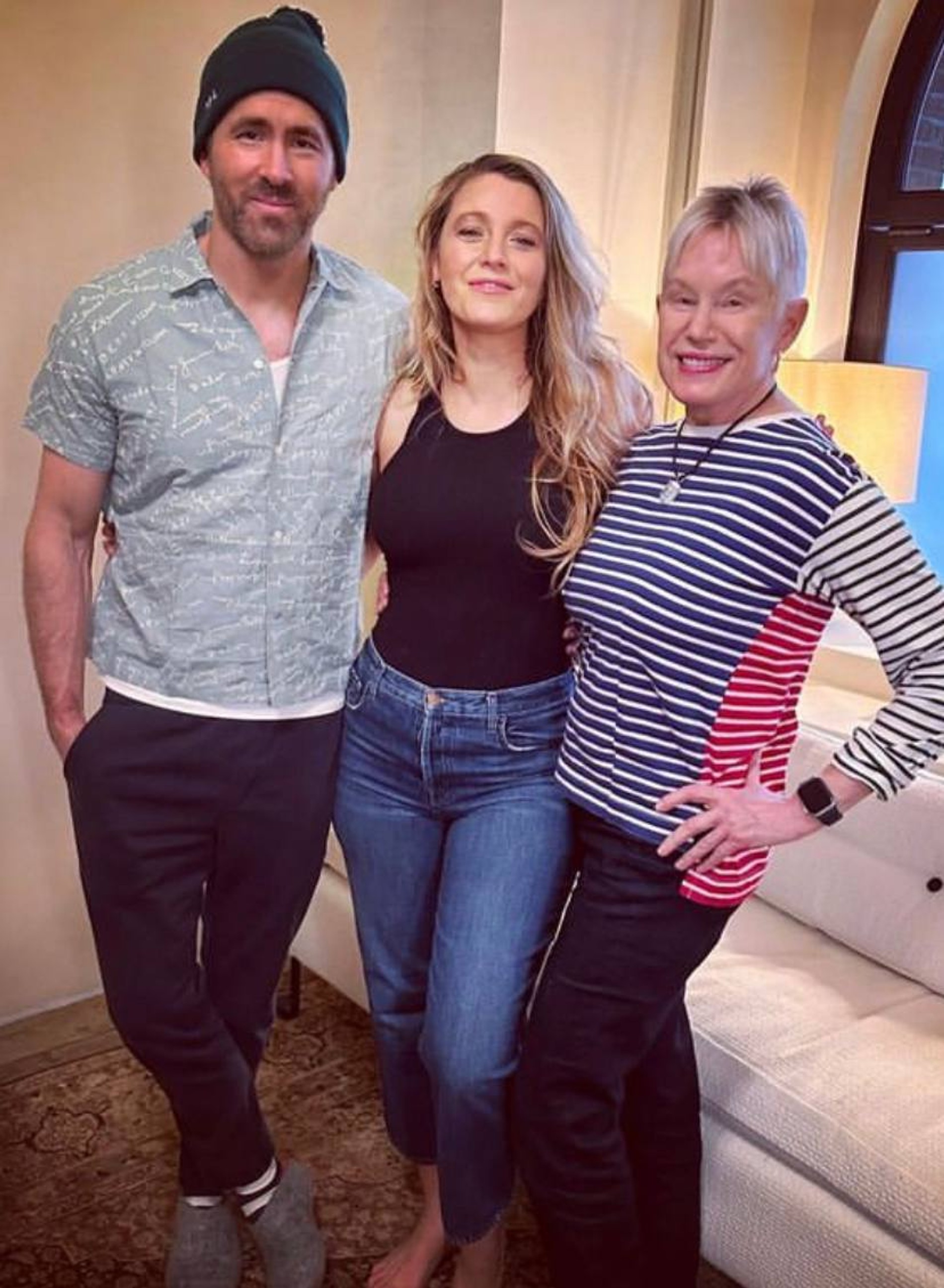 Звезда сериала «Сплетница» опубликовала новое фото с мужем и свекровью
Фото: Инстагарам (запрещен в РФ) Блейк Лайвли