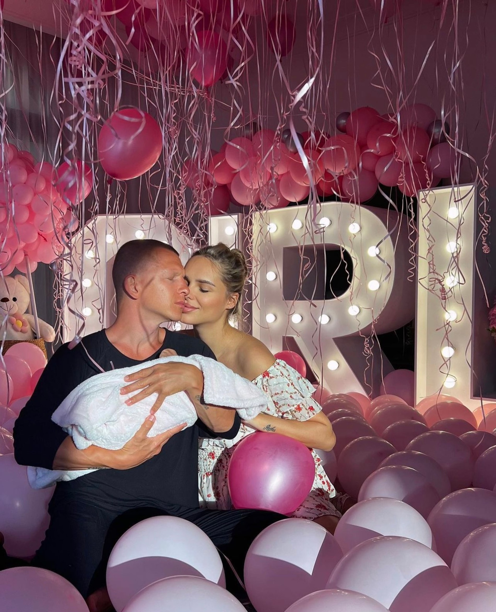 Ханна и Пашу с новорожденной дочкой
Фото: Инстаграм (запрещен в РФ)