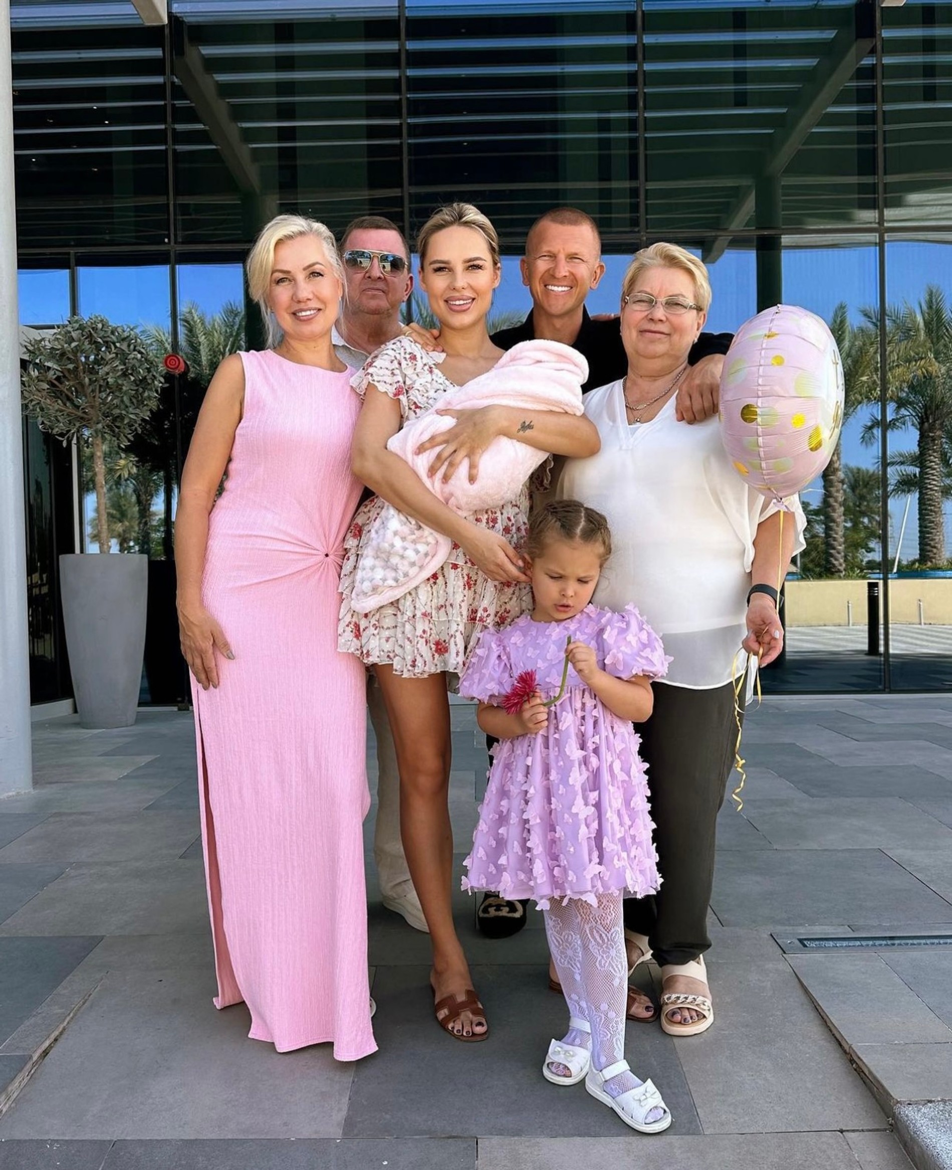 Ханна и Пашу с семьей во время выписки
Фото: Инстаграм (запрещен в РФ)