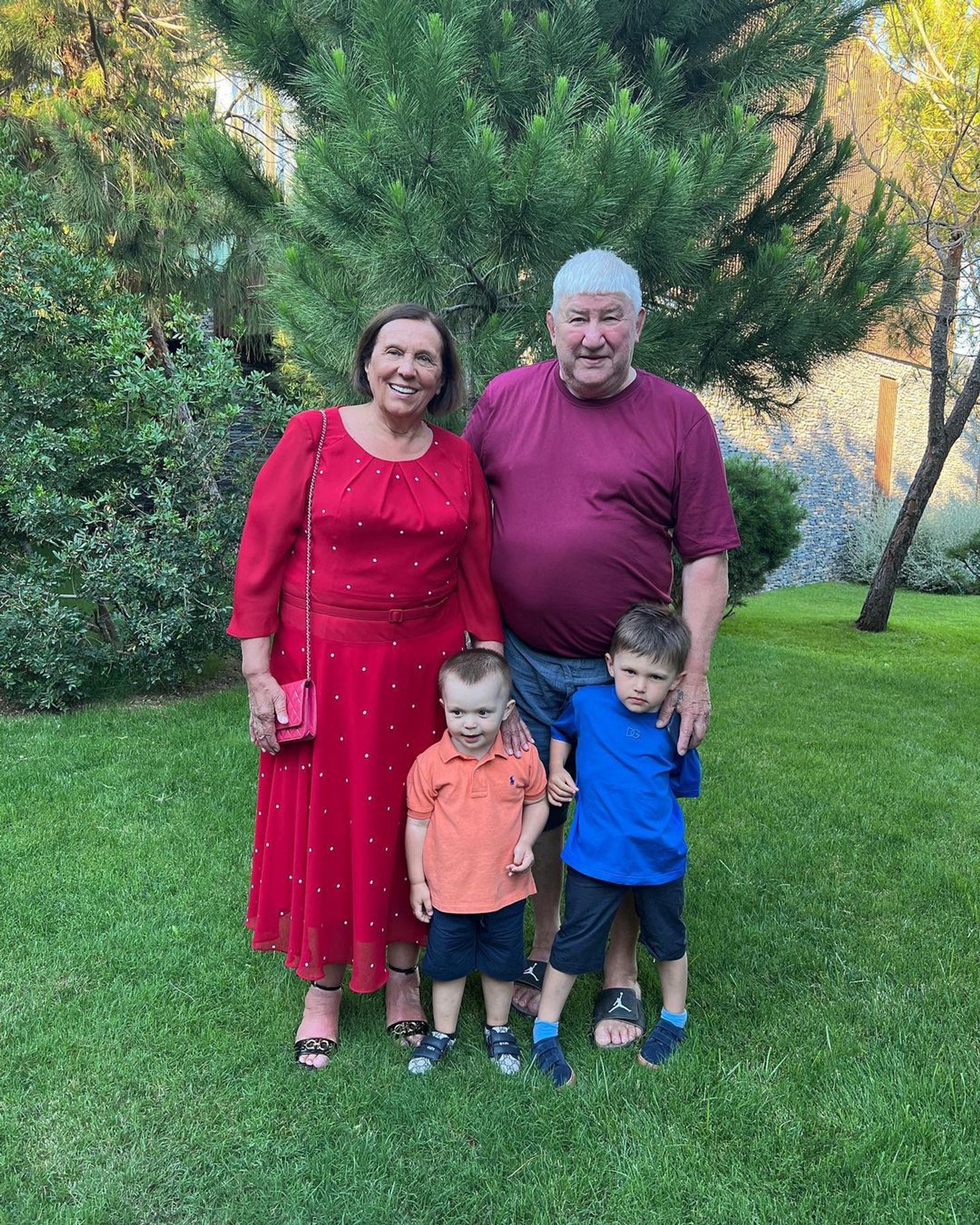 Родители Александра Овечкина с внуками
Фото: Инстаграм (запрещен в РФ) / @aleksandrovechkinofficial