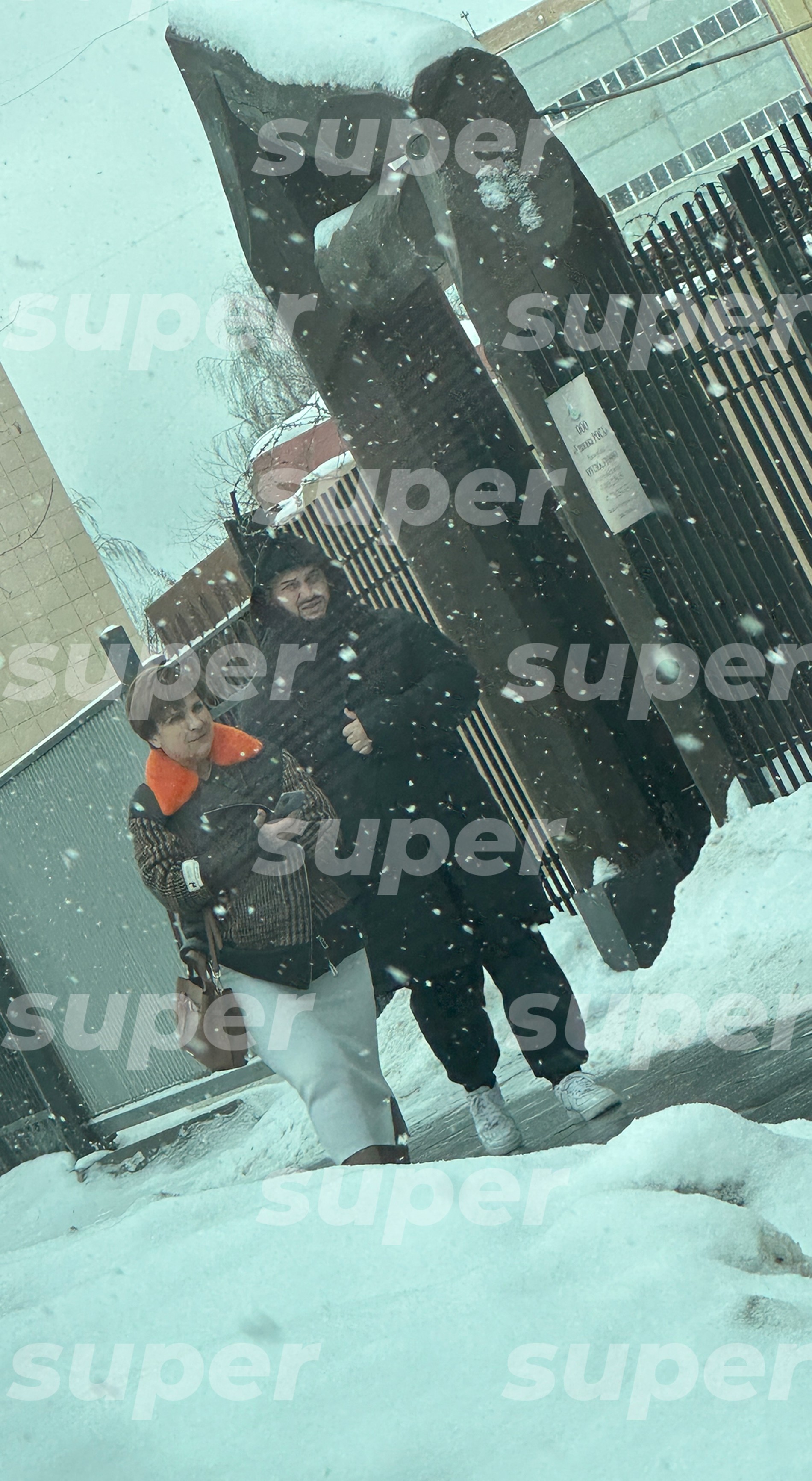 Джиган выходит из клиники «Роса»
Фото: Super