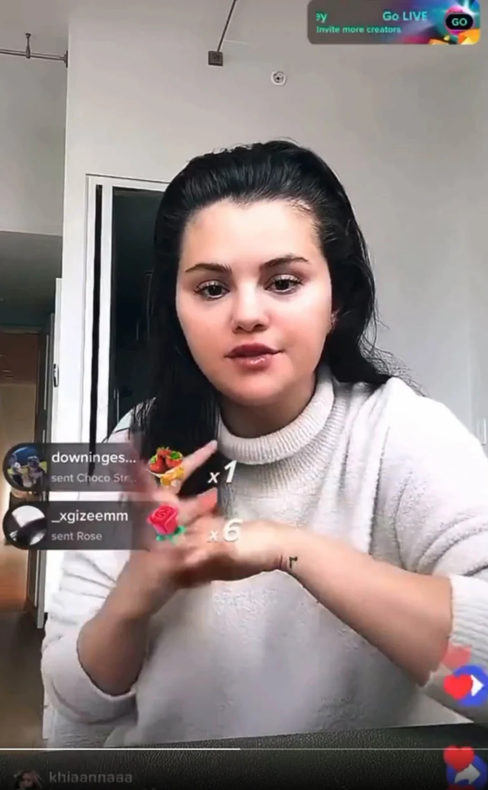 Селена Гомес во время трансляции в TikTok
Фото: TikTok