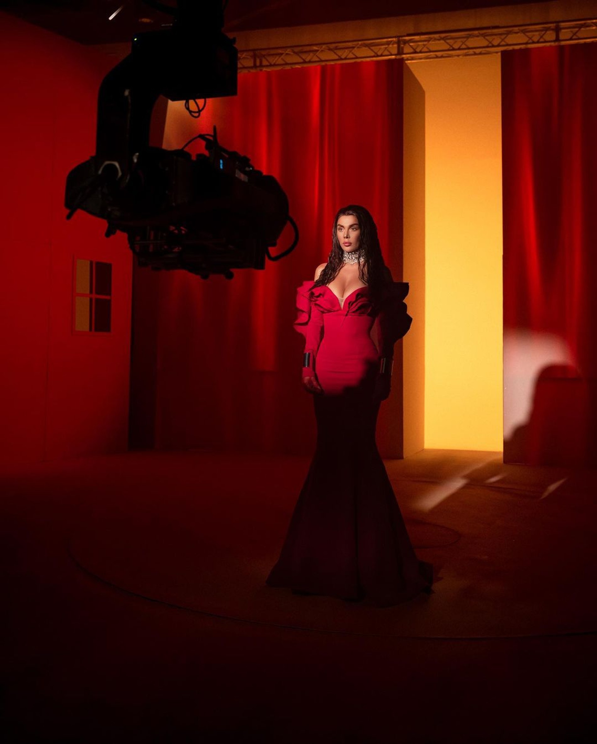 Анна Седокова на съемках клипа на песню «Не оставляй меня, любимый»
Фото: Инстаграм (запрещен в РФ) Анны Седоковой