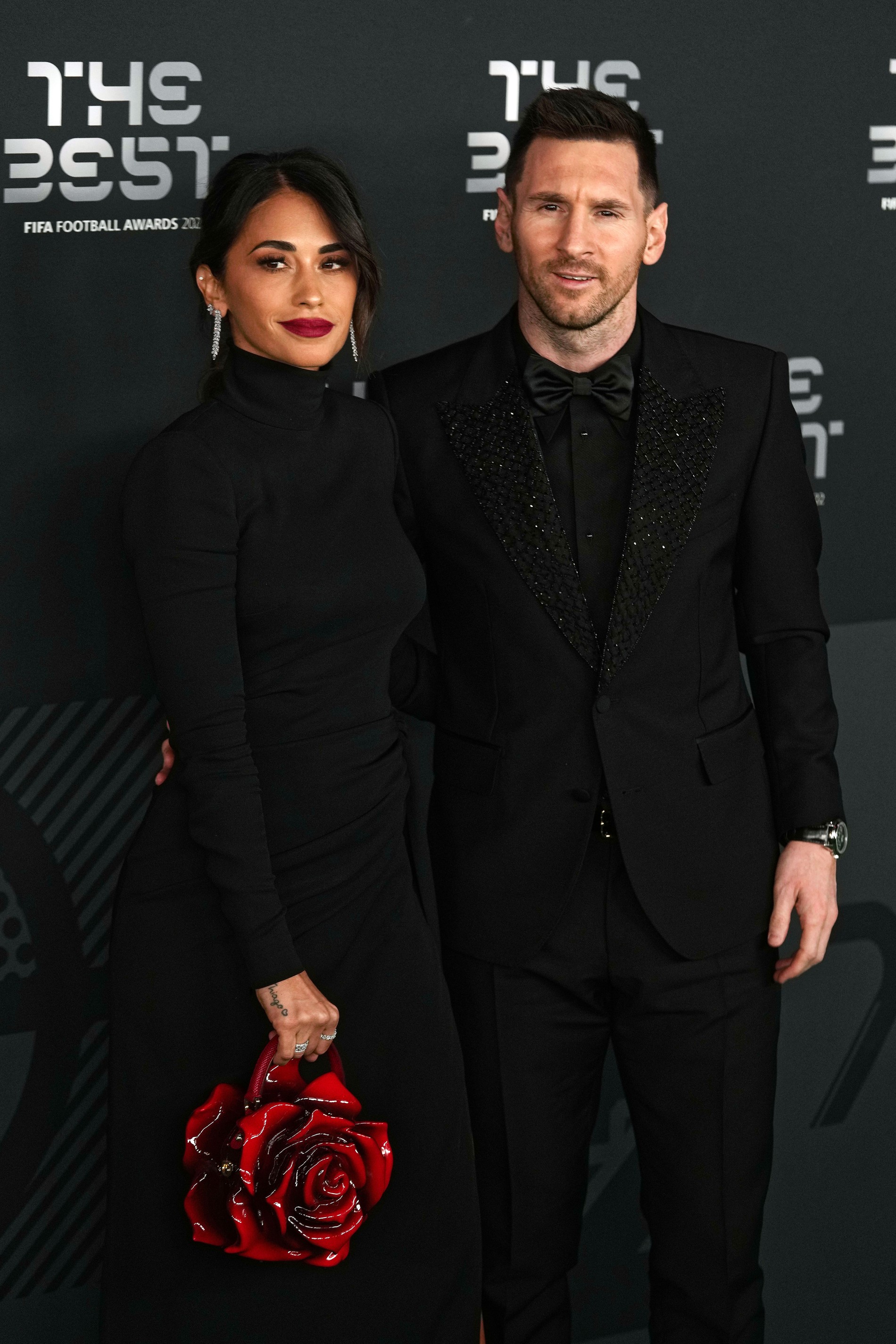 Лионель Месси с женой Антонеллой Рокуццо на зеленой дорожке церемонии награждения ФИФА
Фото: Getty Images