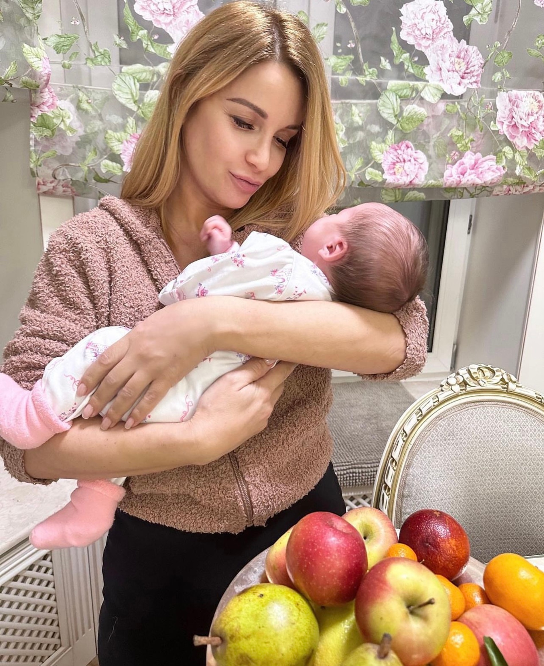 Ольга Орлова с трехнедельной дочкой Аней (фото, которое вызвало сомнения пользователей)
Фото: Инстаграм (запрещен в РФ) @olgaorlova1311